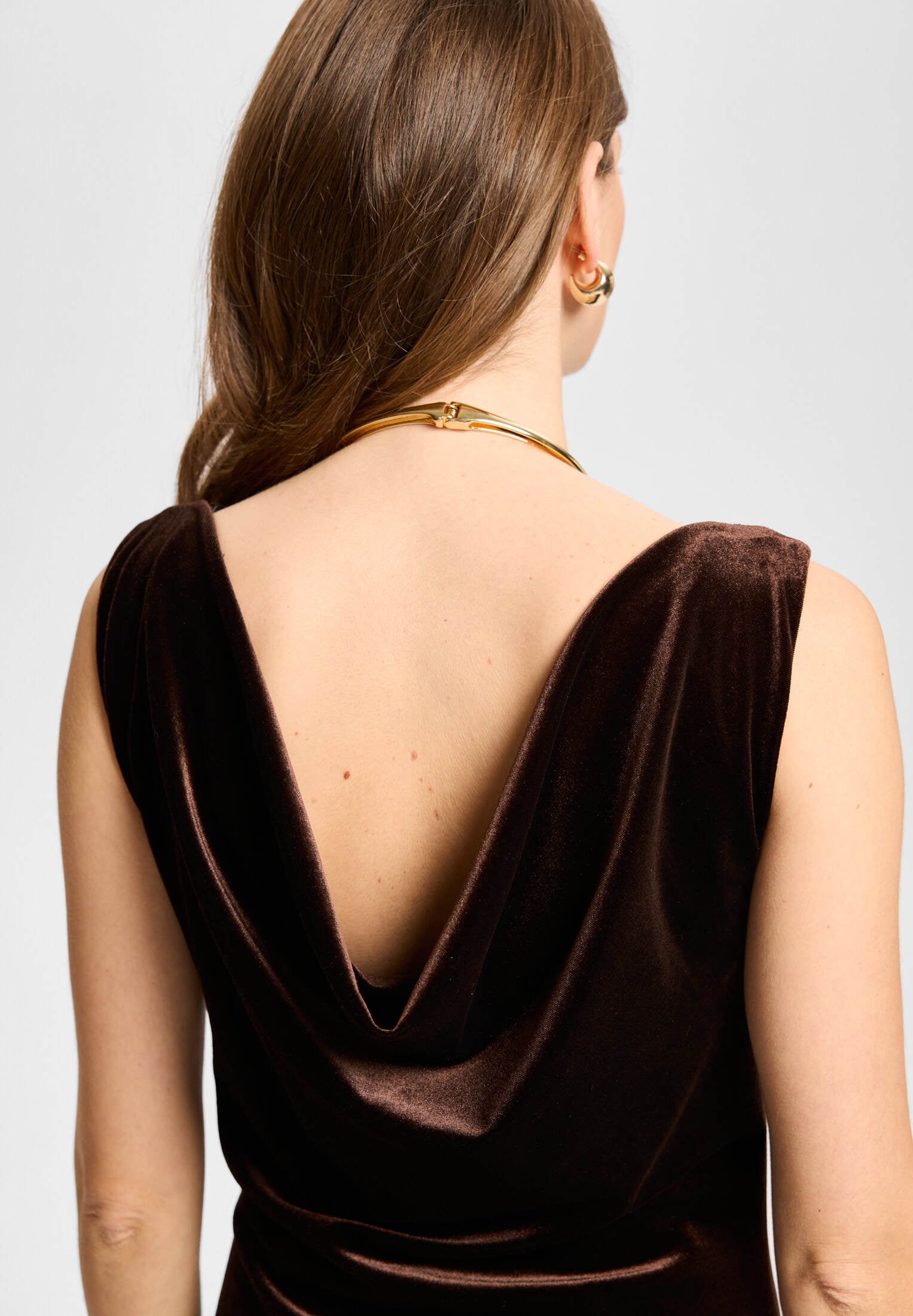 Abendkleid aus Samt mit Wasserfallausschnitt