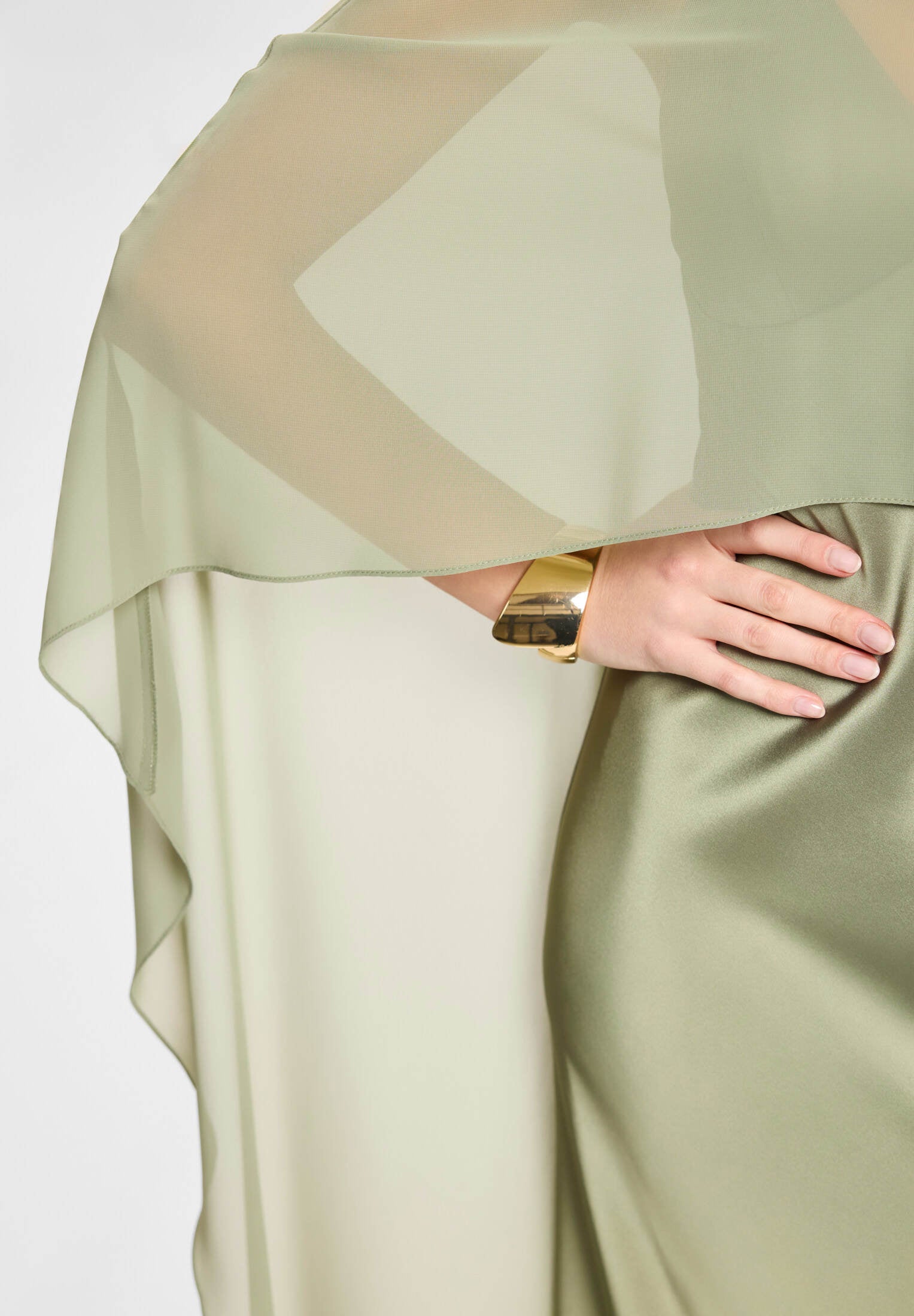 Abendkleid aus Satin mit abnehmbarem Chiffon Cape