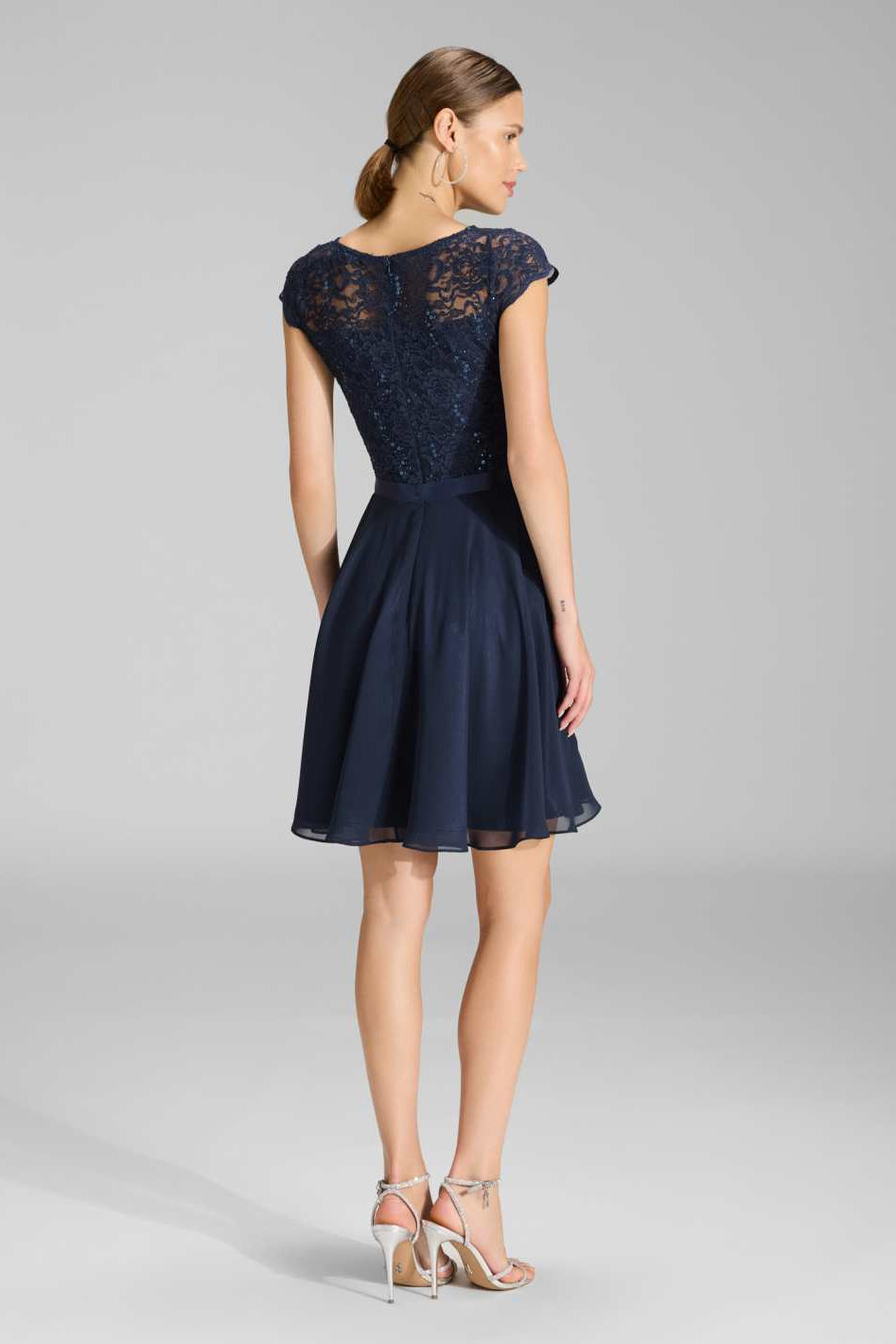 Kleid mit paillettenbesetztem Spitzenoberteil