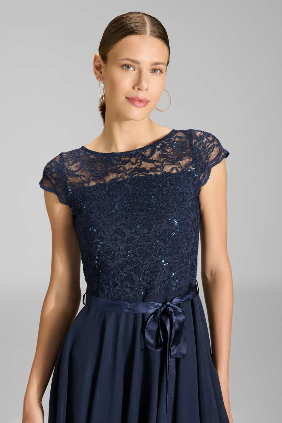 Kleid mit paillettenbesetztem Spitzenoberteil