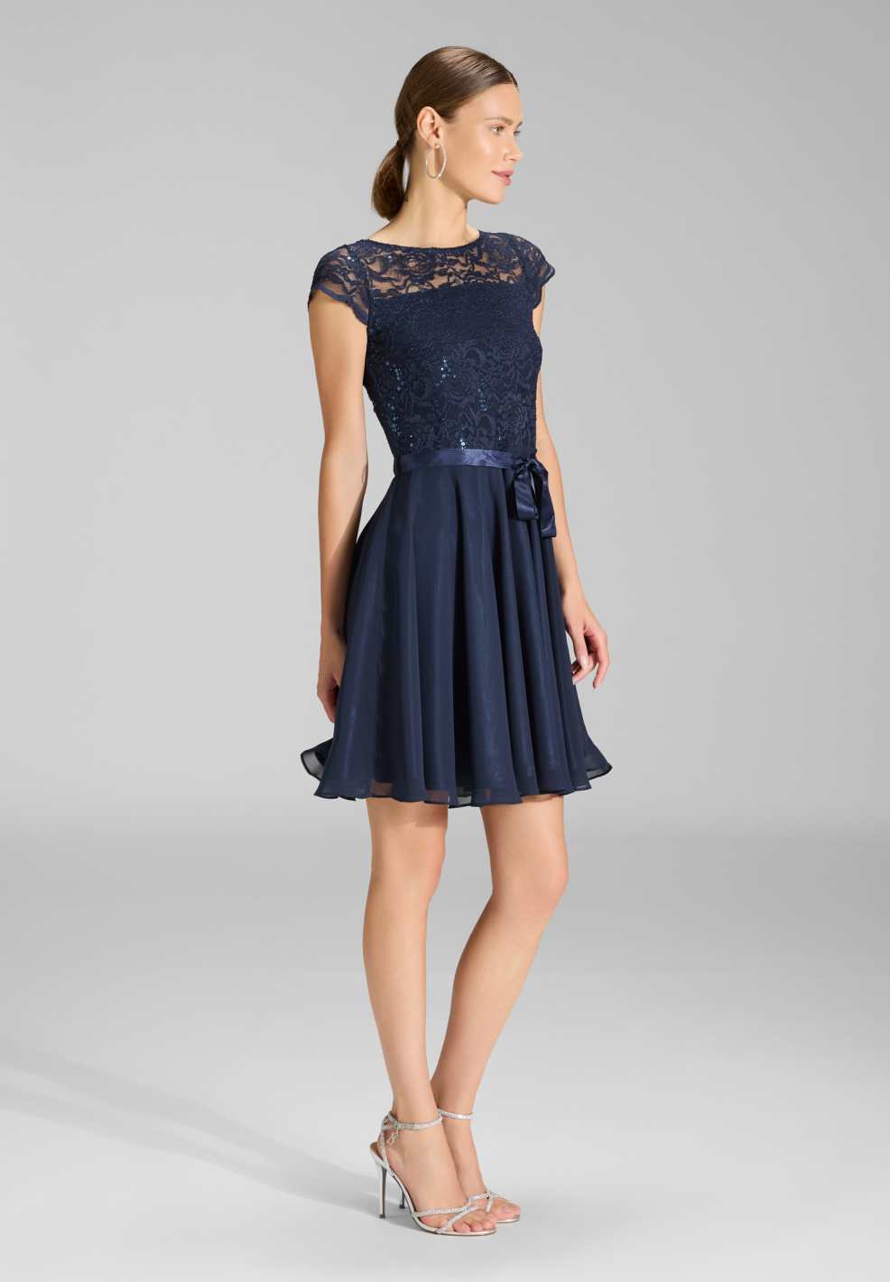 Kleid mit paillettenbesetztem Spitzenoberteil