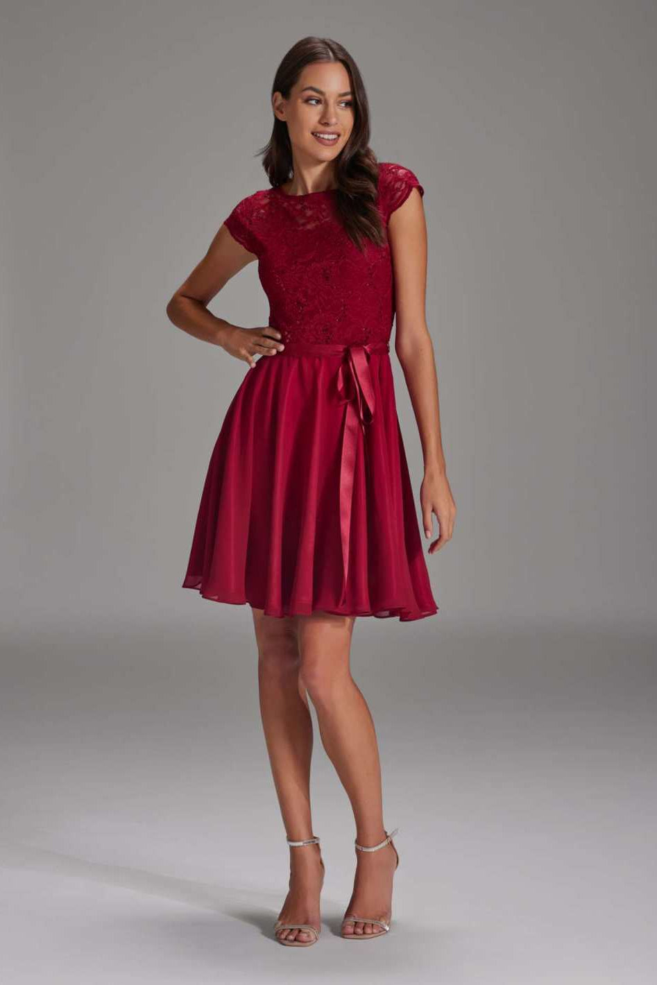 Kleid mit paillettenbesetztem Spitzenoberteil rio red