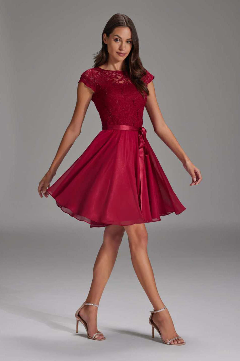 Kleid mit paillettenbesetztem Spitzenoberteil