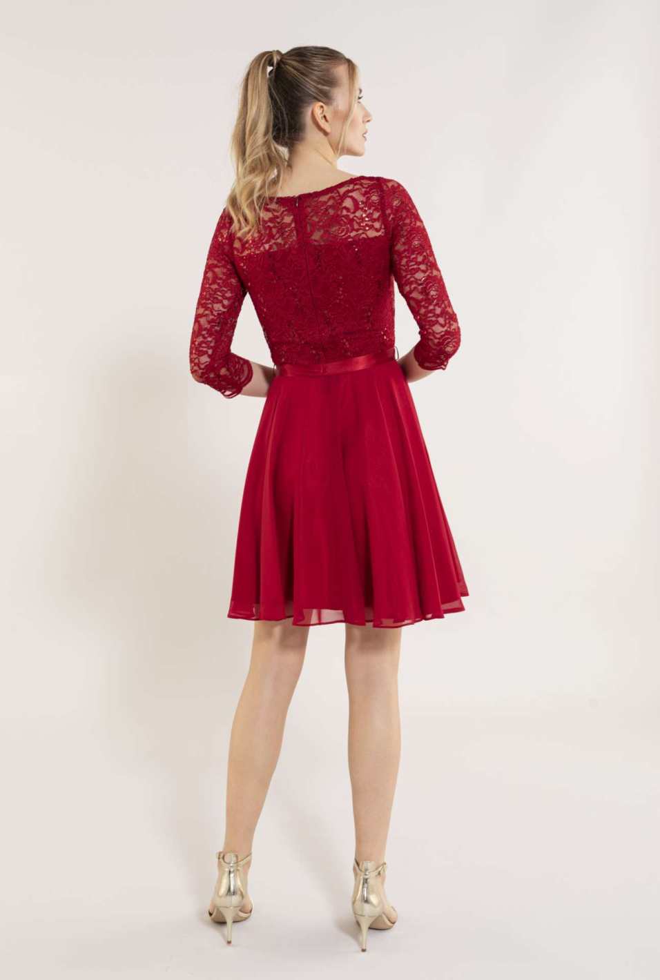 Kleid mit paillettenbesetztem Spitzenoberteil