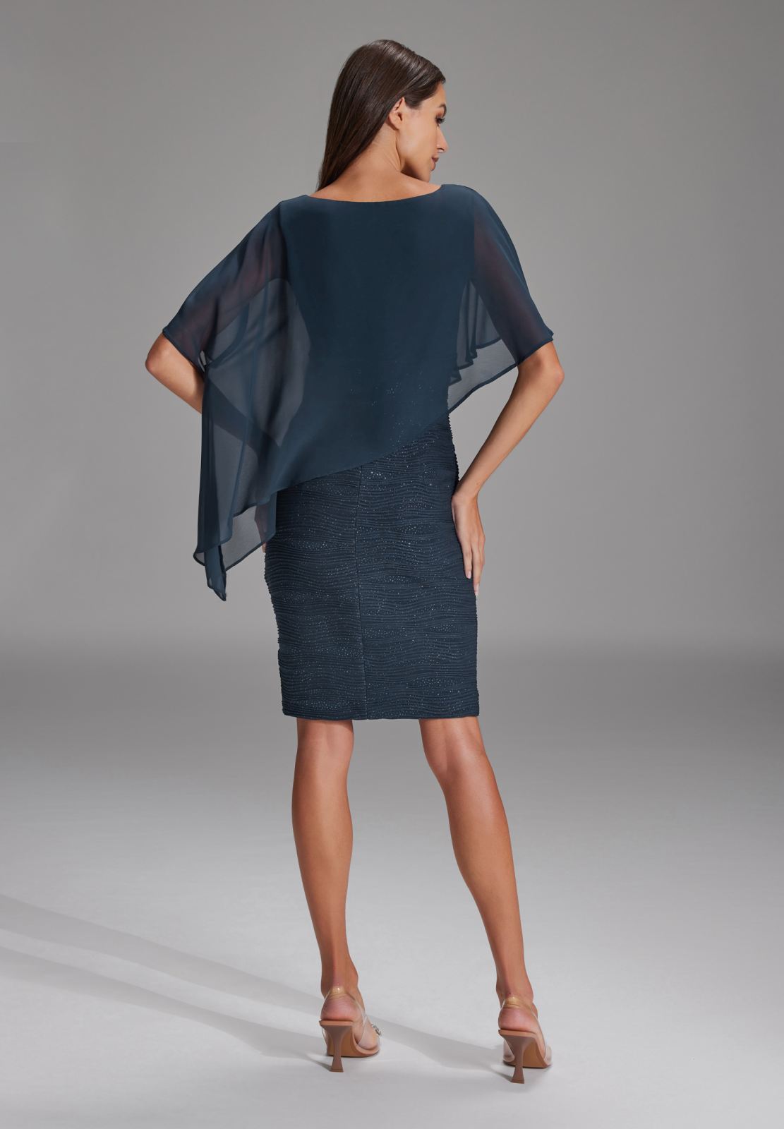 Etuikleid mit asymmetrischem Chiffon-Überwurf