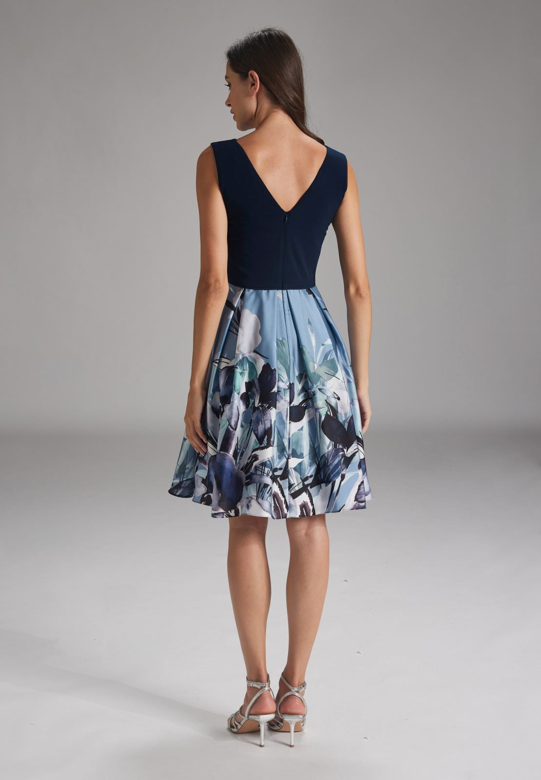 Feminines Minikleid mit Blütenrock