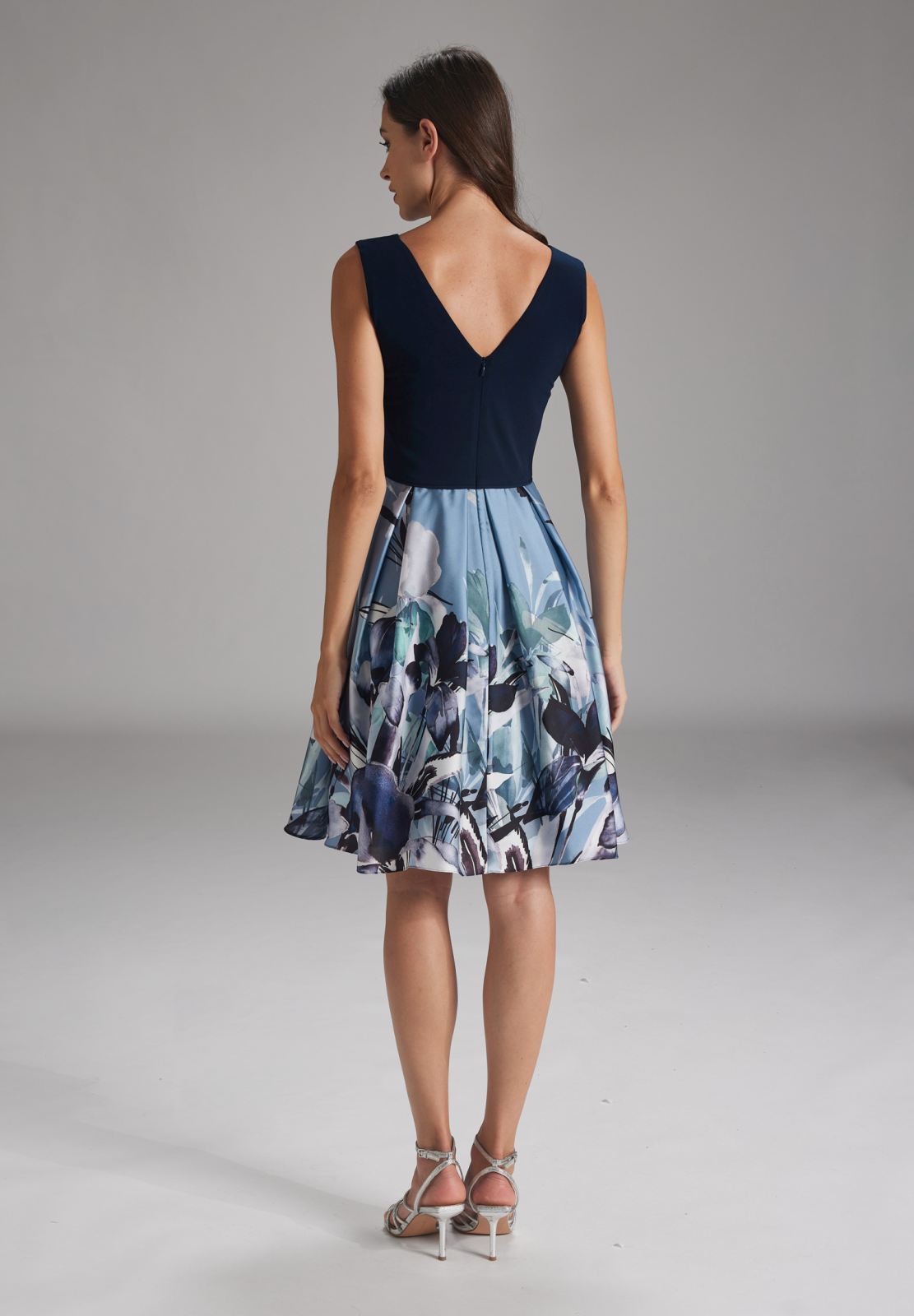 Feminines Minikleid mit Blütenrock