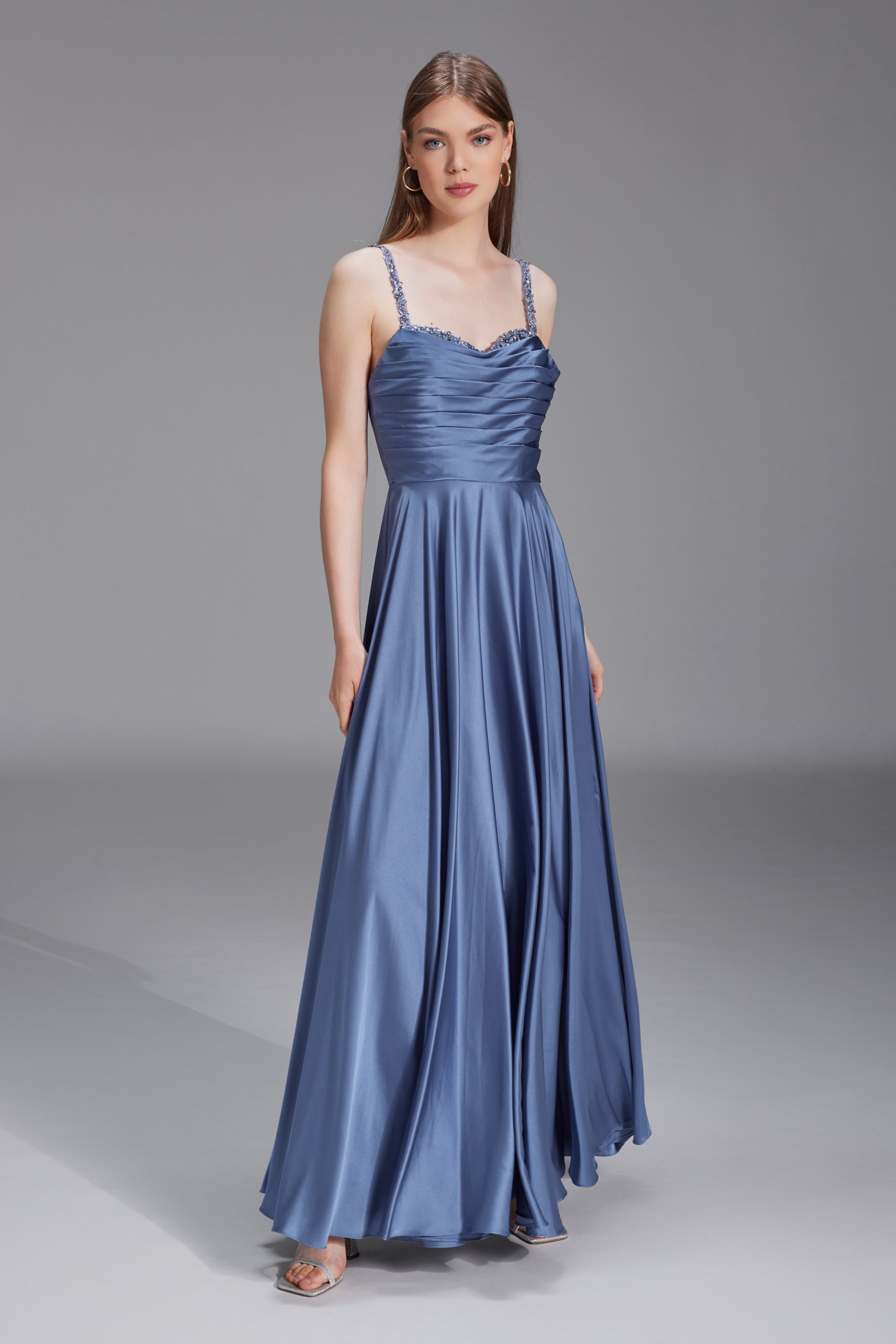 Satinkleid mit drapiertem Top und bestickten Trägern blue crocus