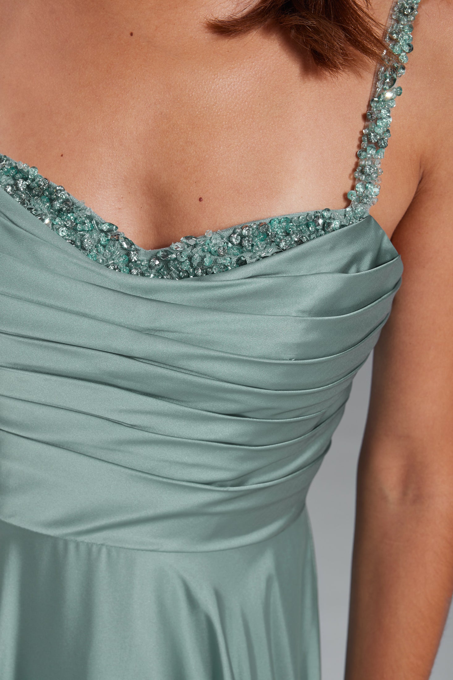 Satinkleid mit drapiertem Top und bestickten Trägern