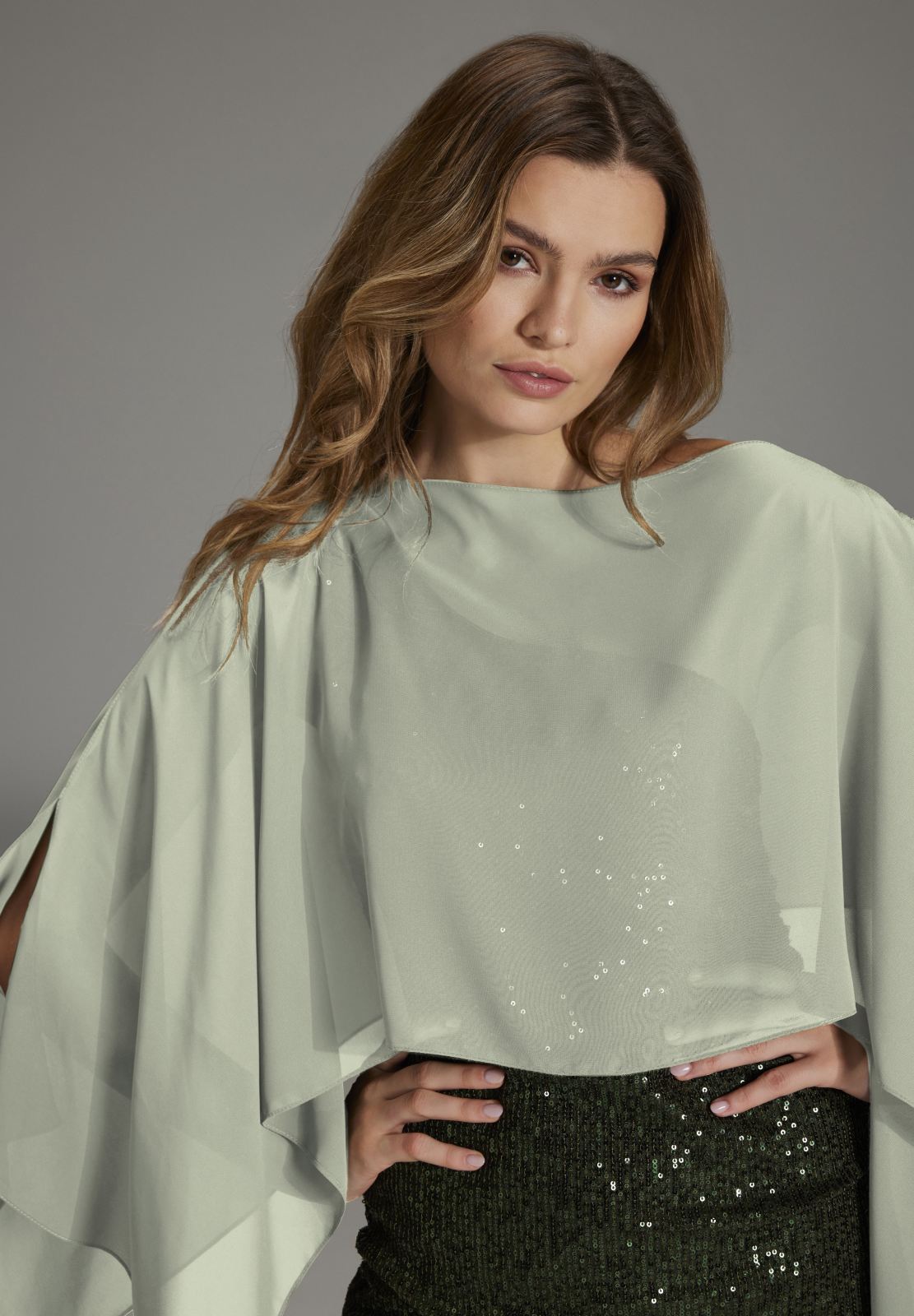 Stola aus nachhaltigem Chiffon mit Ärmelschlitzen