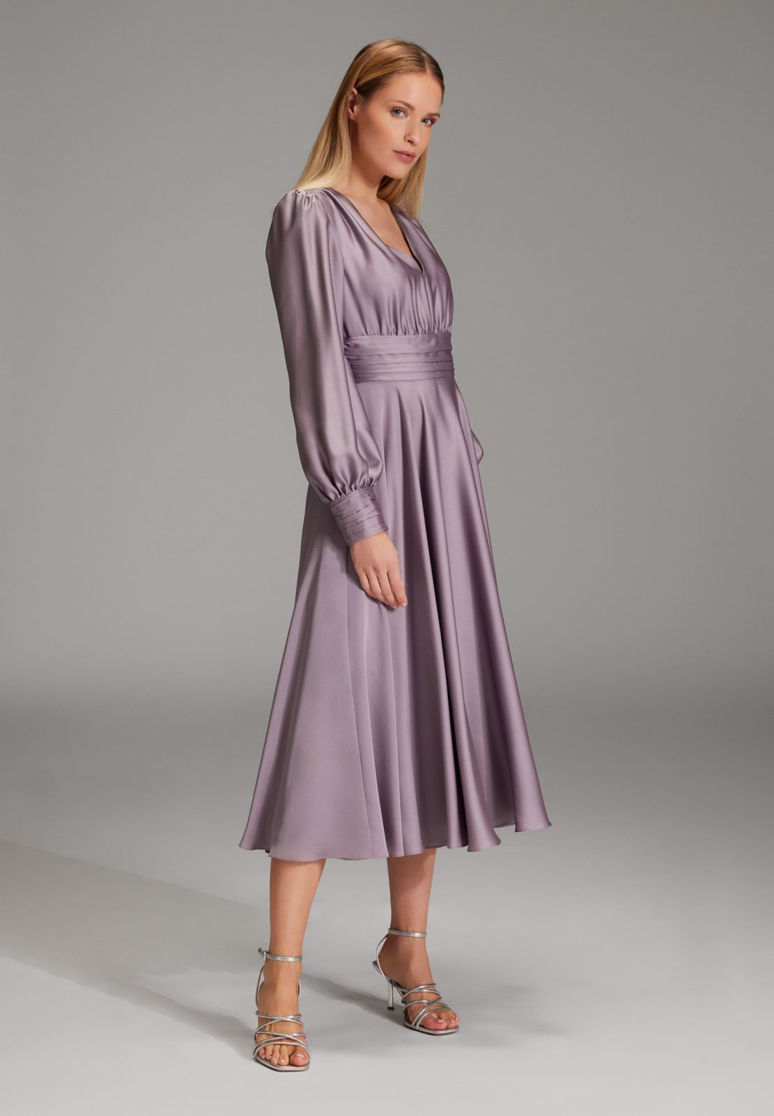 Midi Kleid aus nachhaltigem Satin mit Raffdetails