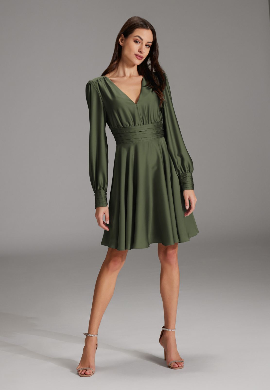 Cocktailkleid aus nachhaltigem Satin mit langen Ärmeln und Raff Details summernight green