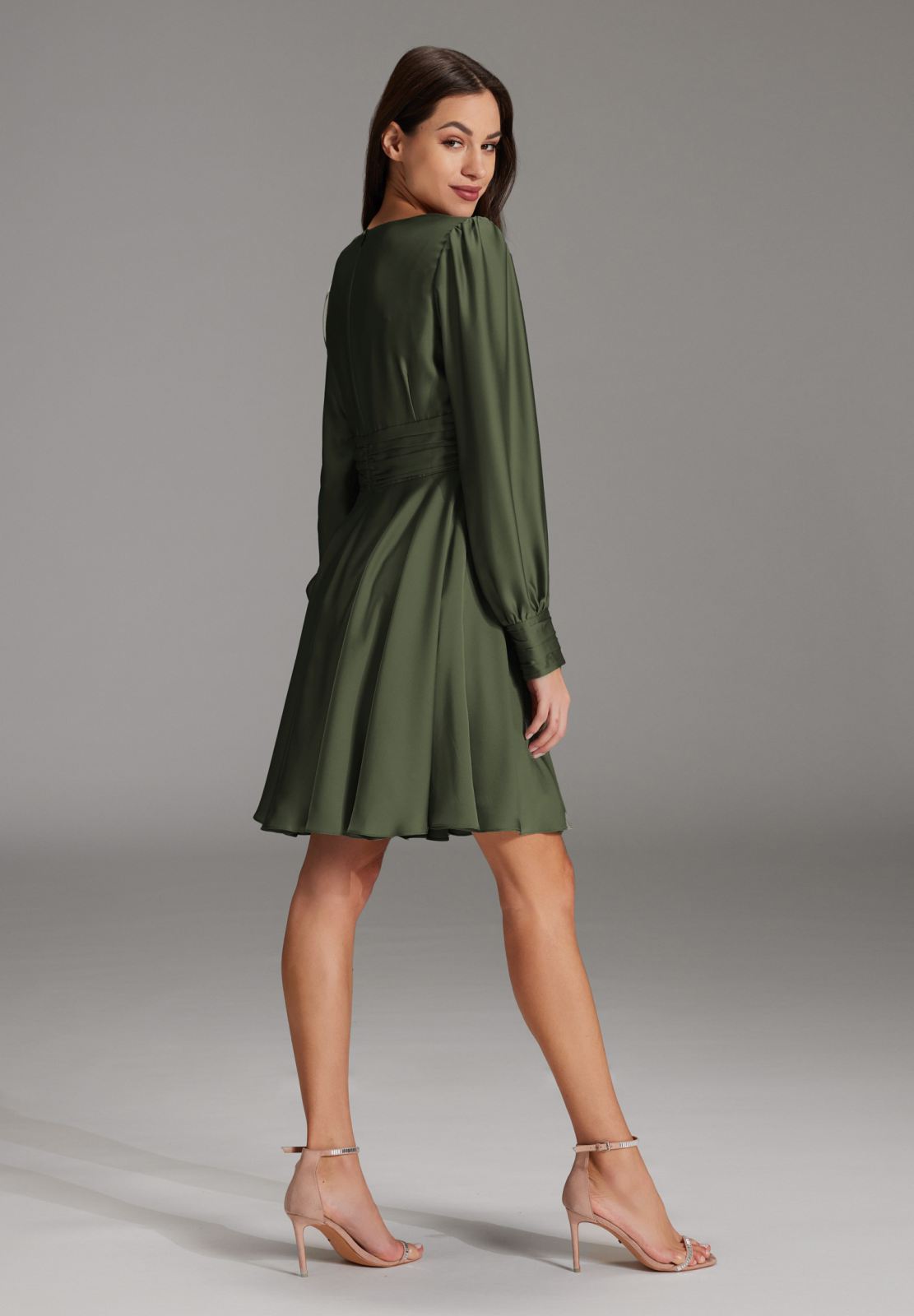 Cocktailkleid aus nachhaltigem Satin mit langen Ärmeln und Raff Details