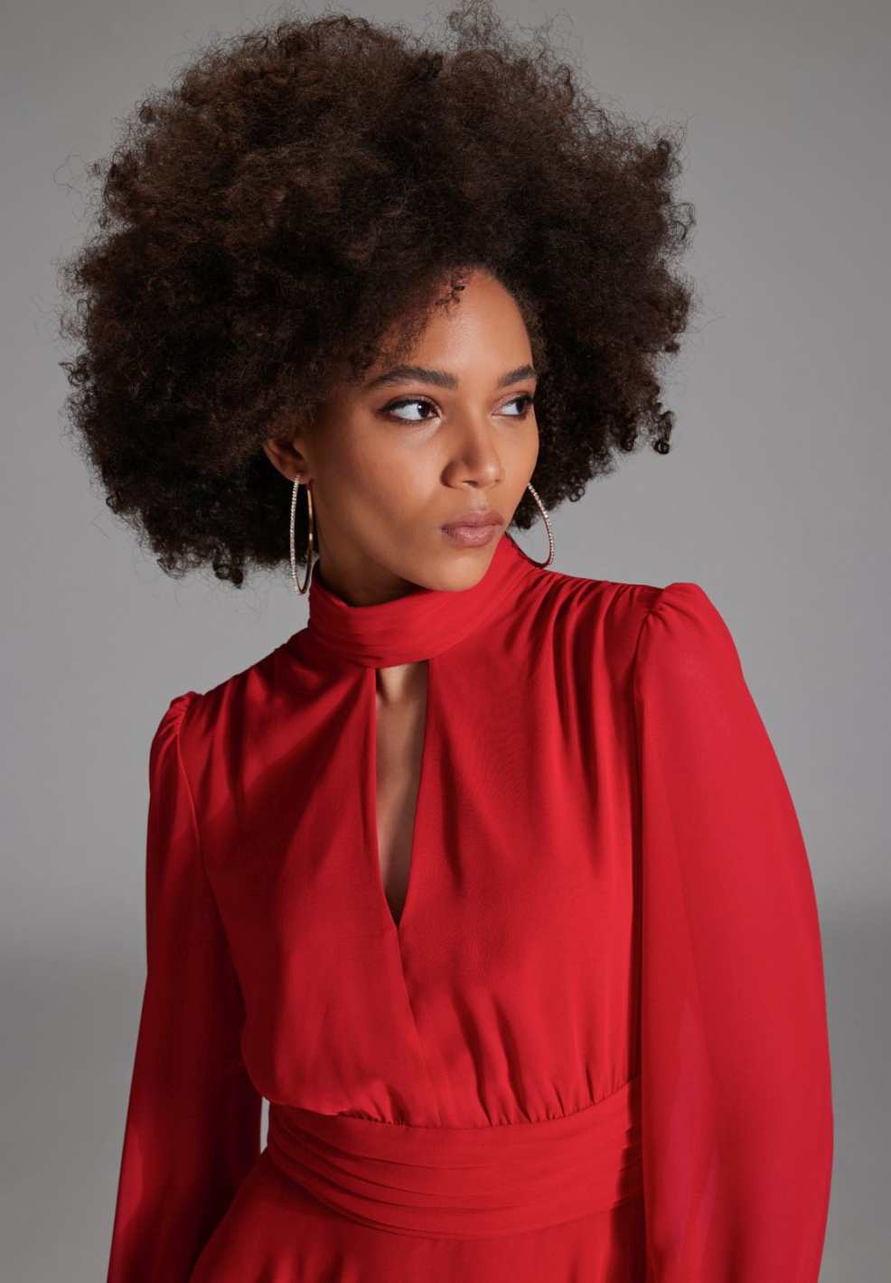 Cocktailkleid aus Chiffon mit blusigen Ärmeln und Schlitz Ausschnitt