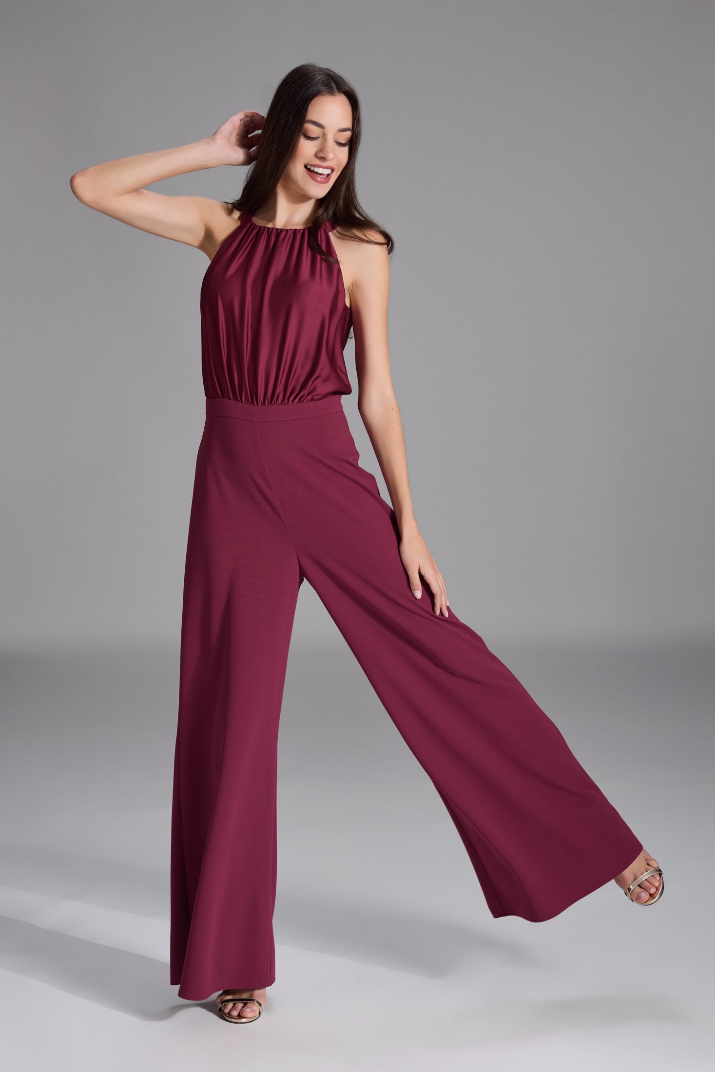 Jumpsuit mit amerikanischem Ausschnitt aus Material Mix