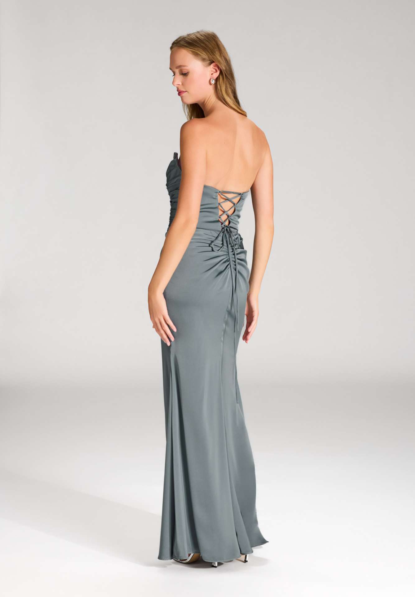 Satinkleid mit Corsagentop und Beinschlitz