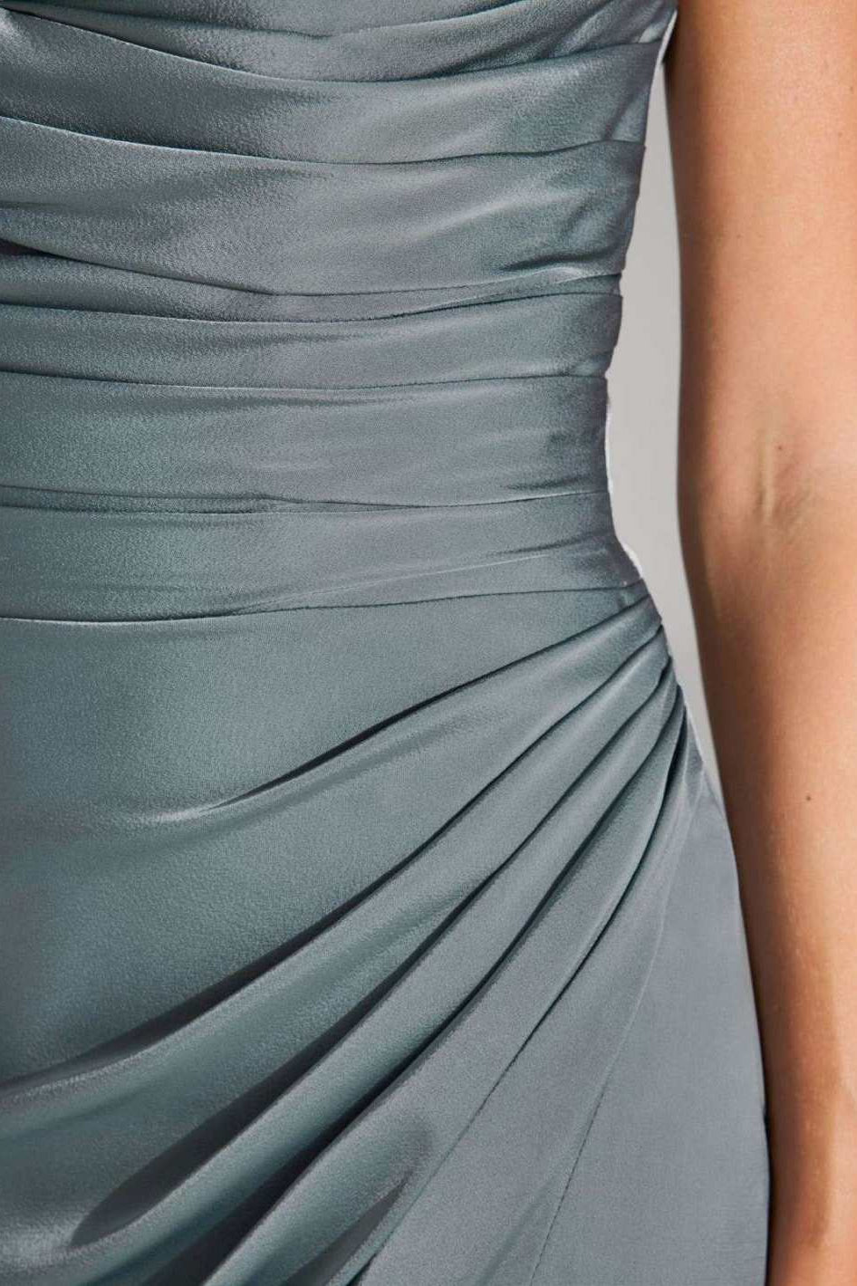 Satinkleid mit Corsagentop und Beinschlitz