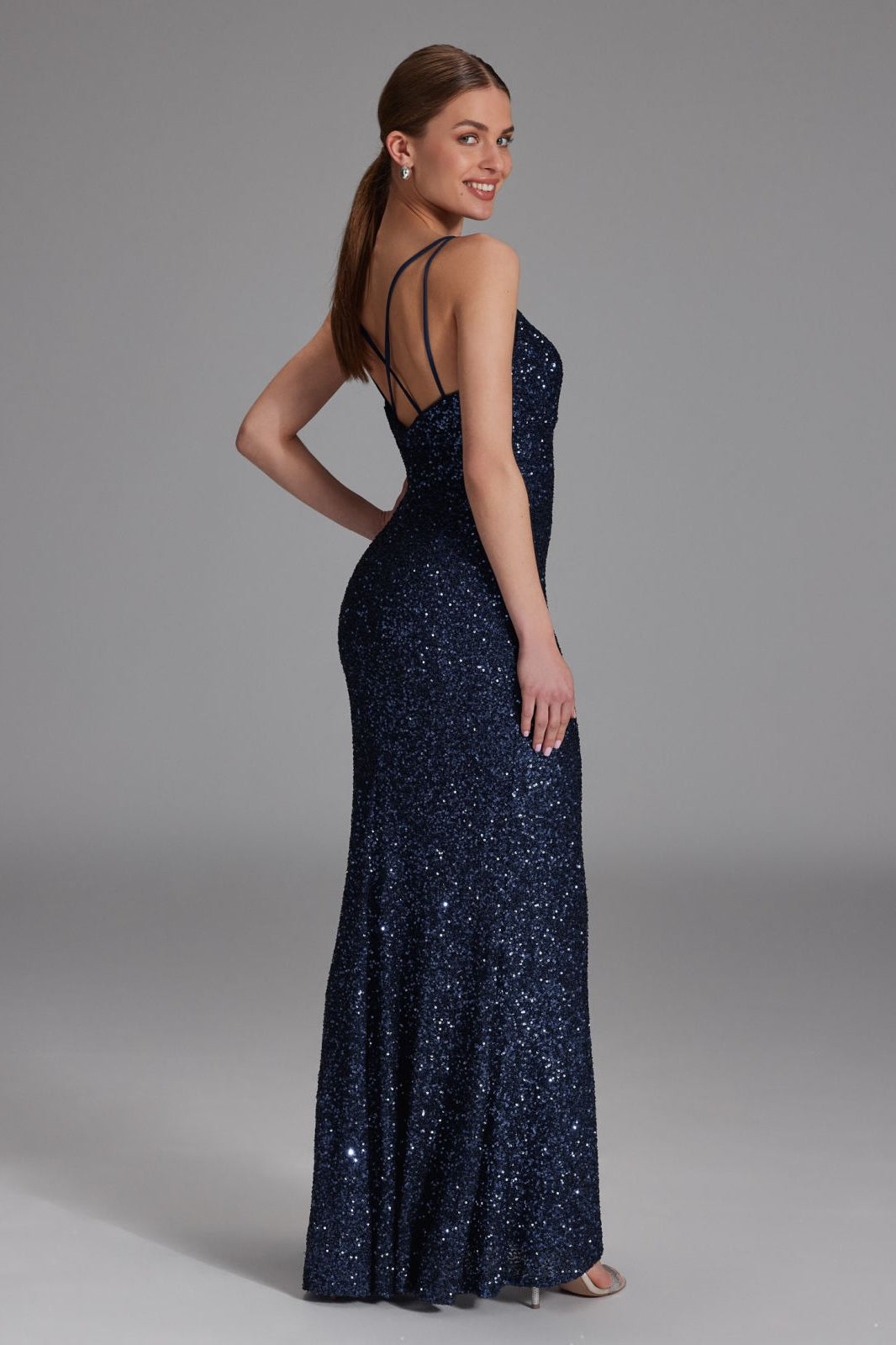 Bodenlanges Paillettenkleid mit Cut-Out Detail