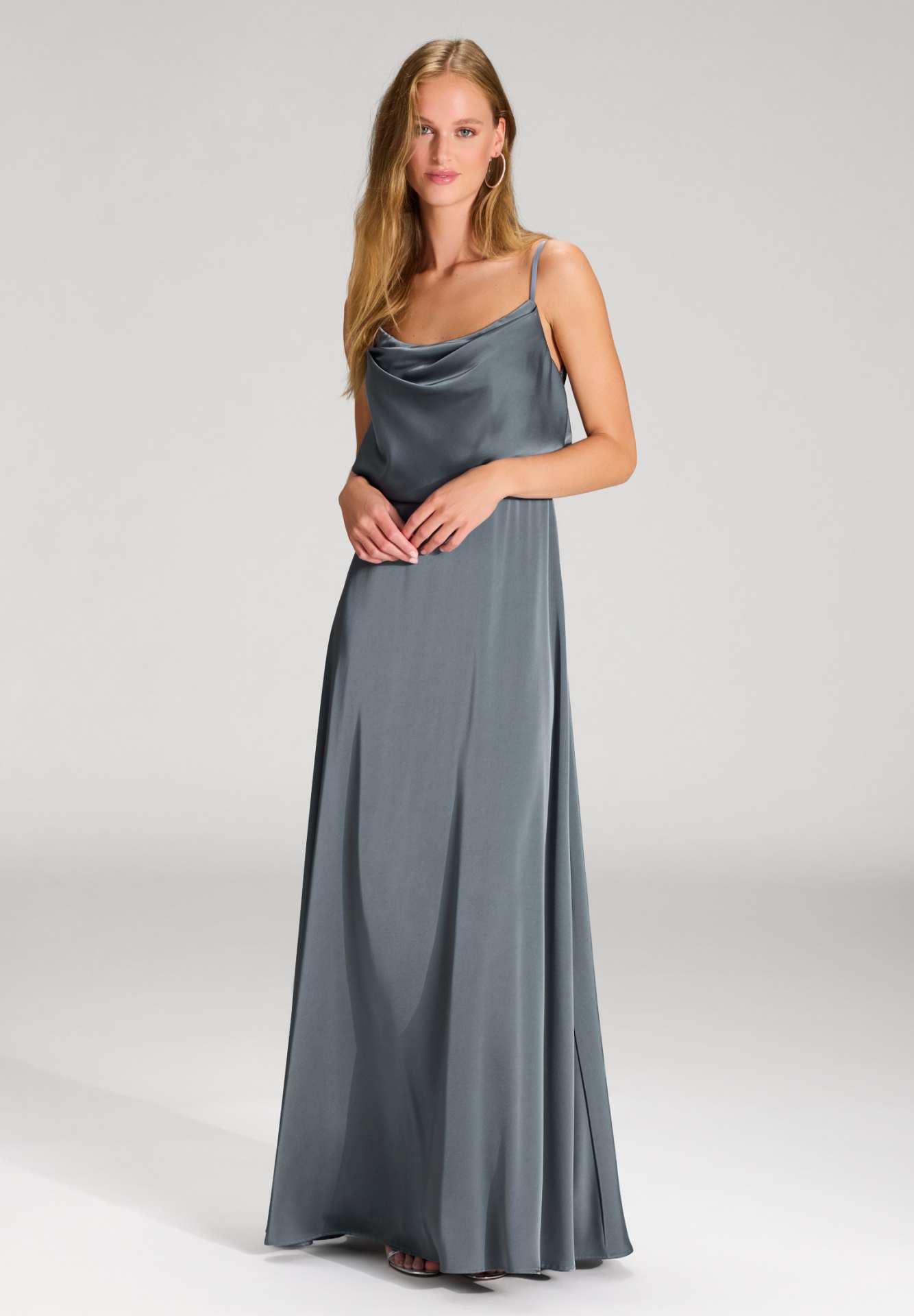 Abendkleid aus Satin mit angedeutetem Wasserfallausschnitt
