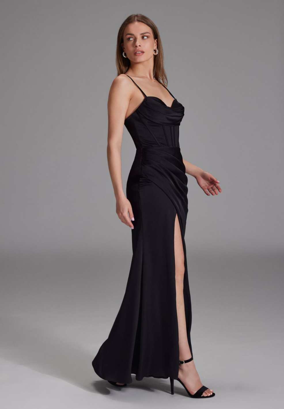 Satinkleid mit Drapierung und Beinschlitz