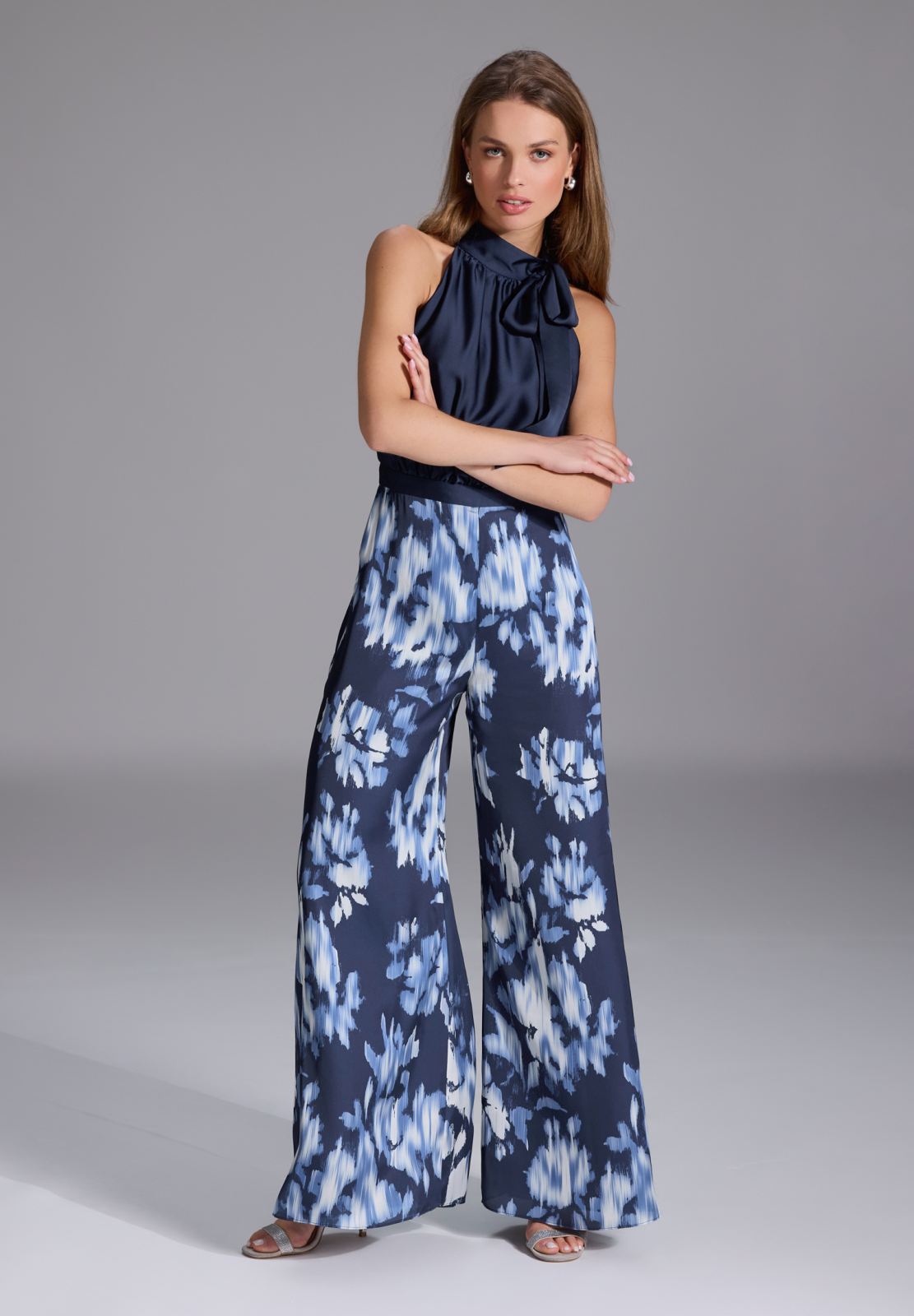Jumpsuit mit Schluppenblusen Top und Druck Hose navy
