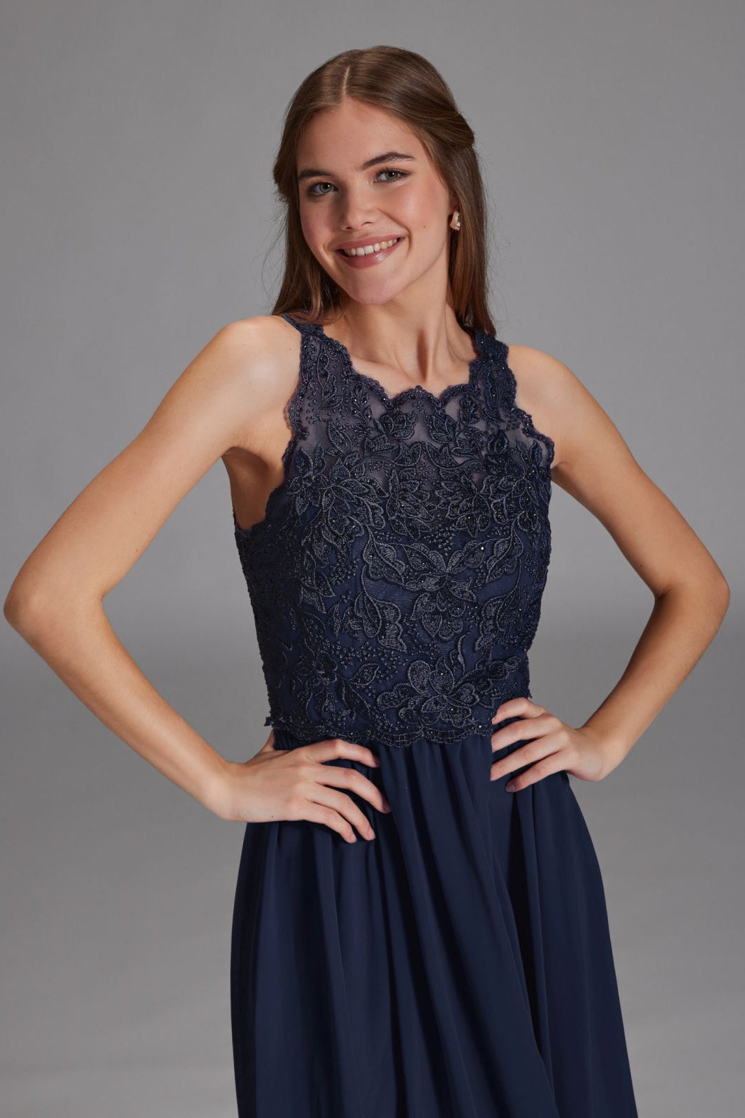 Cocktailkleid mit floraler Spitzenstickerei