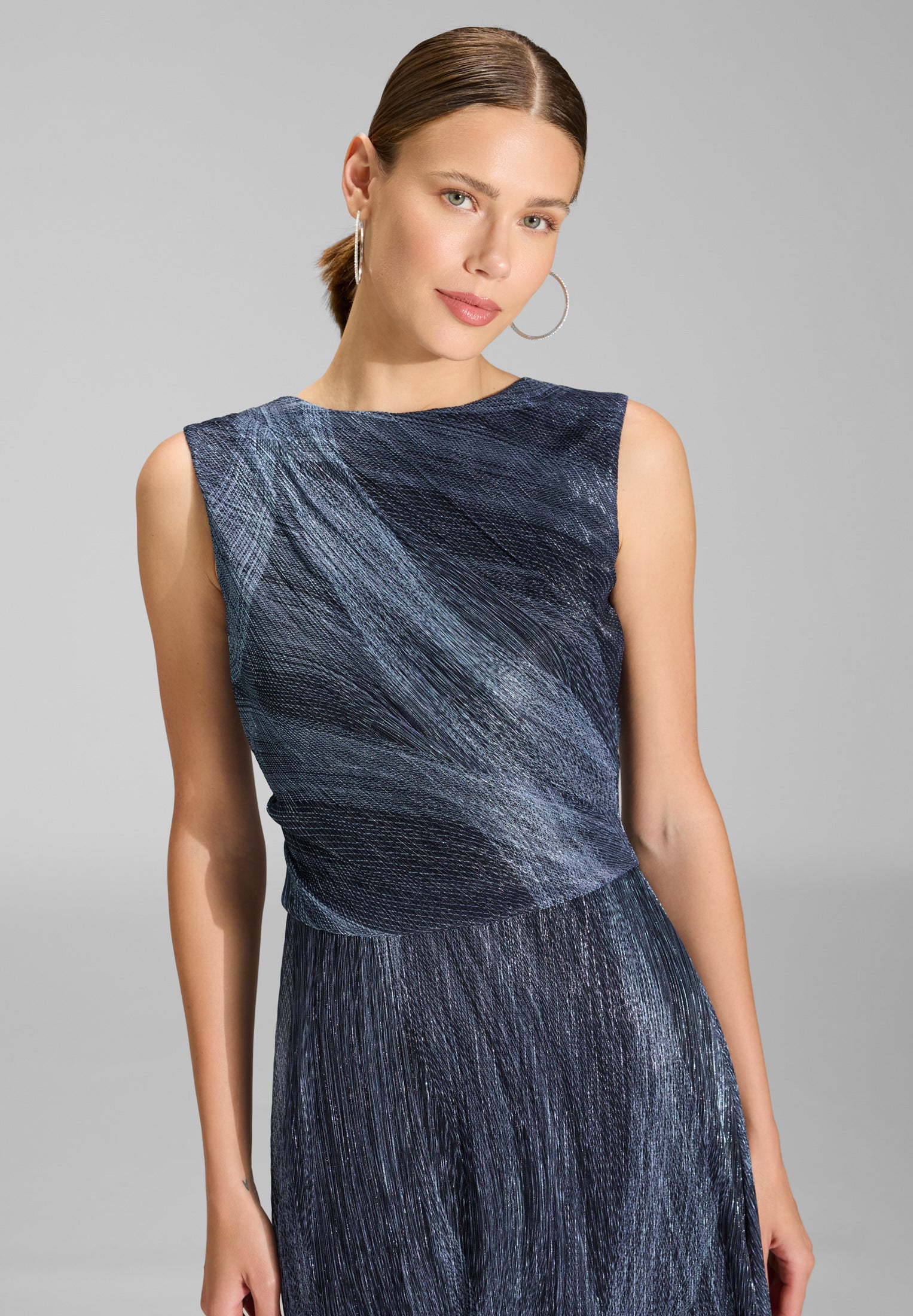 Plissiertes Kleid mit Metallicfäden
