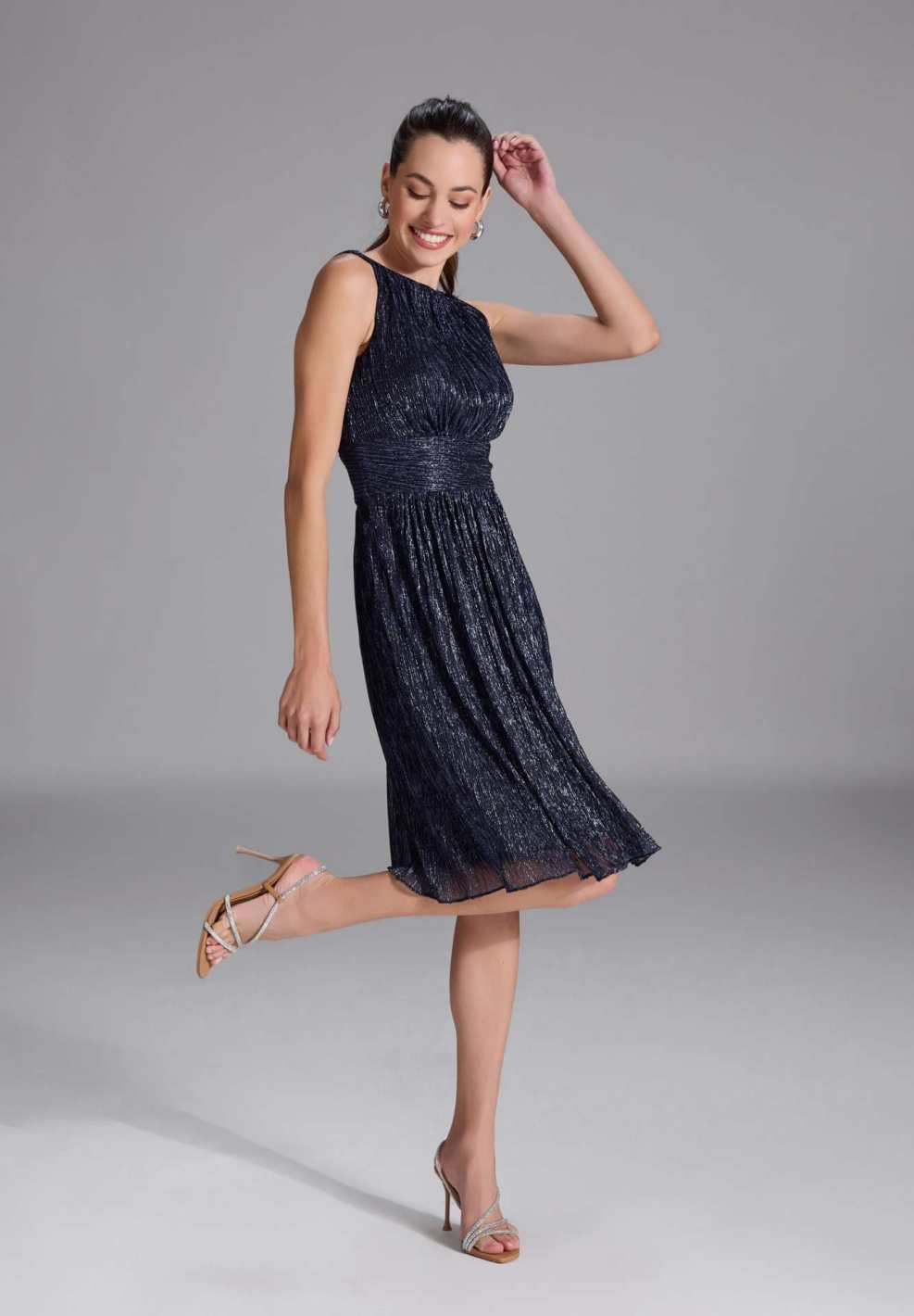 Plissiertes Metallickleid mit Taillenpasse navy