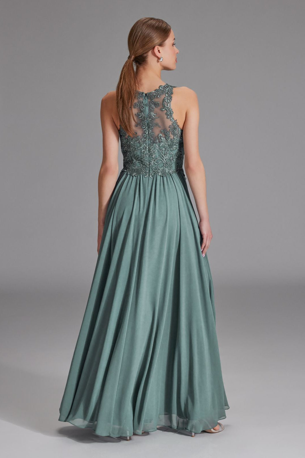 Hochgeschlossenes Kleid mit Spitzenstickerei