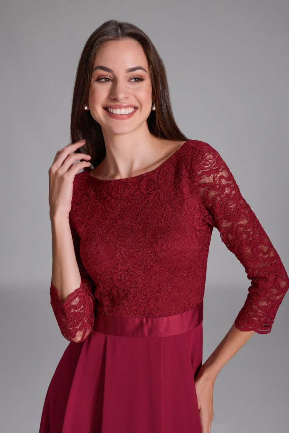 Abendkleid aus Spitze und Chiffon mit ¾ Arm