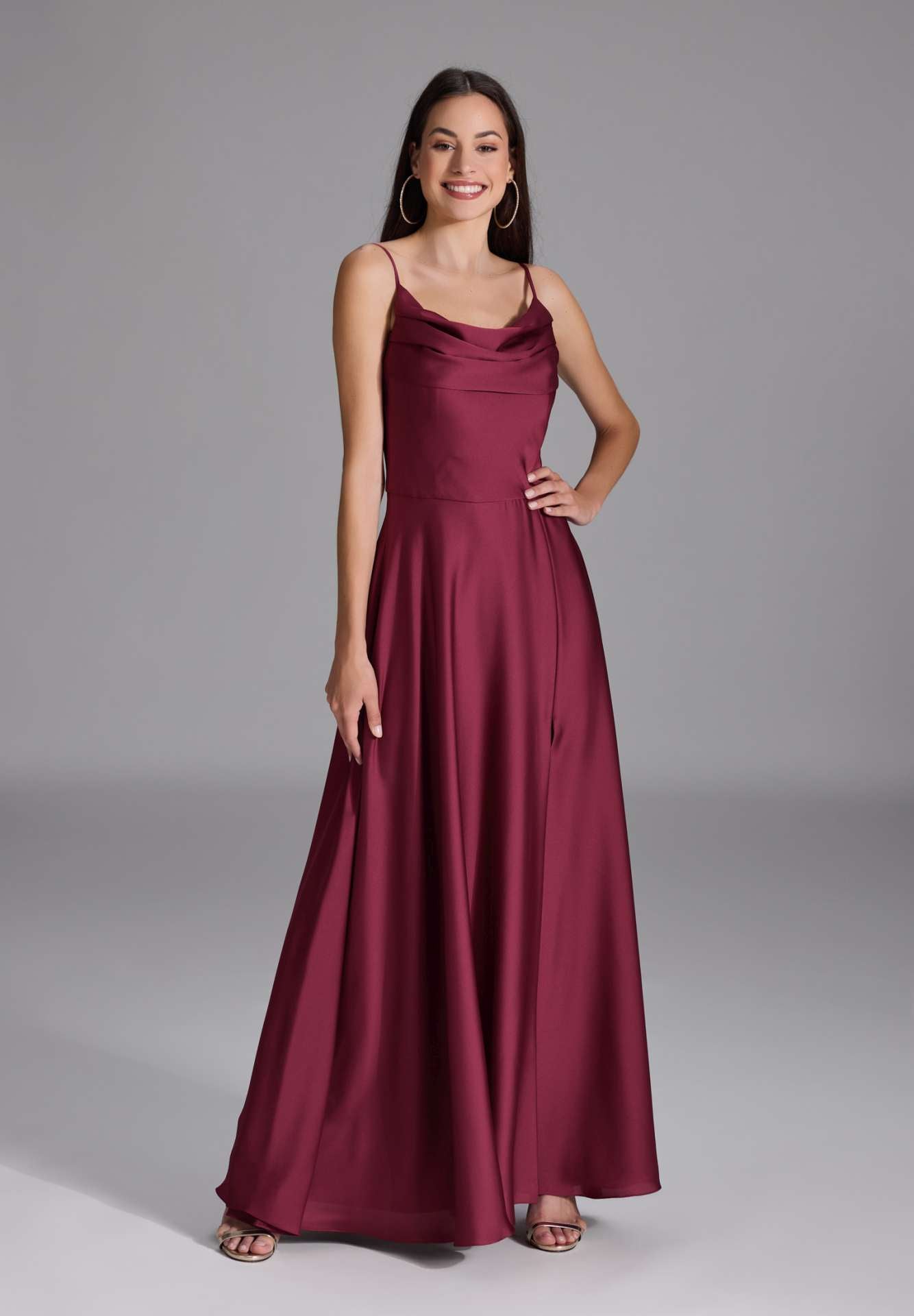 Abendkleid aus nachhaltigem Satin mit Wasserfall-Ausschnitt und Beinschlitz