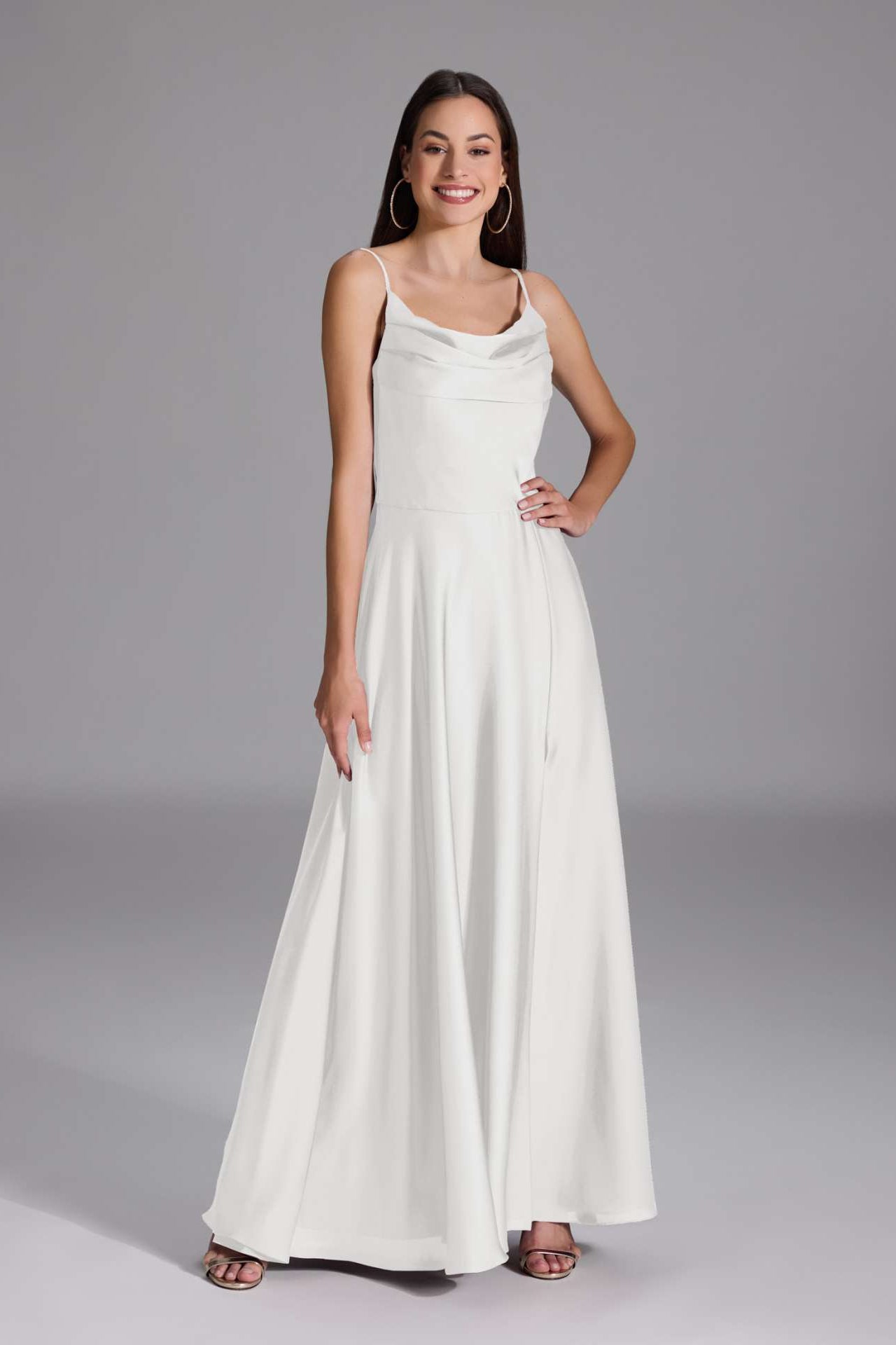 Abendkleid aus nachhaltigem Satin mit Wasserfall-Ausschnitt und Beinschlitz ivory