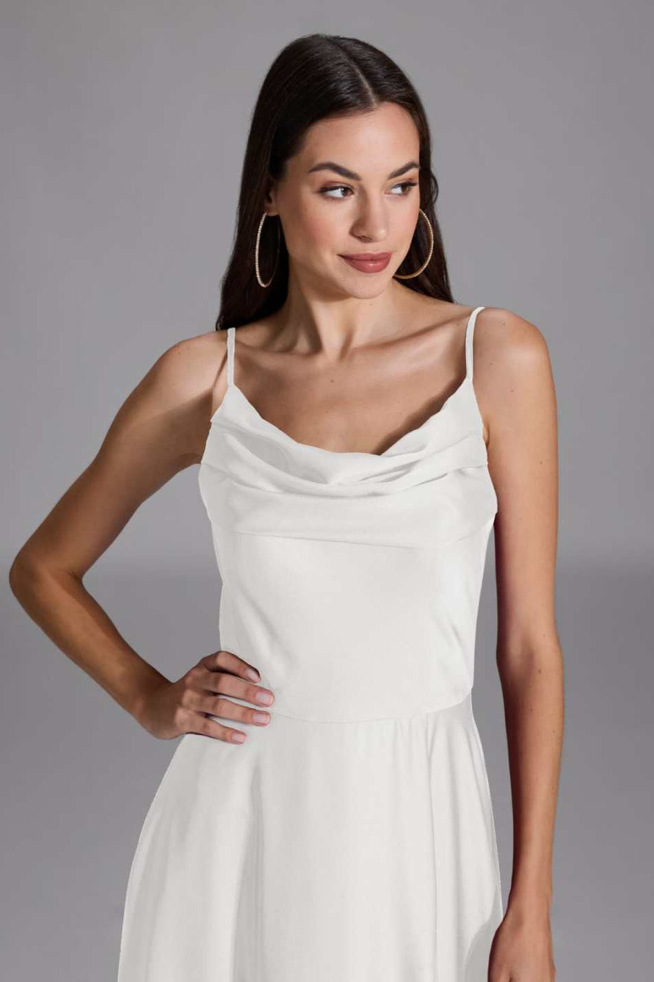 Abendkleid aus nachhaltigem Satin mit Wasserfall-Ausschnitt und Beinschlitz