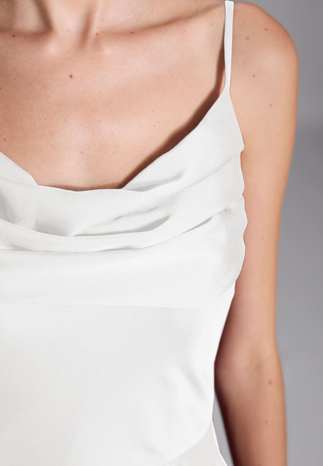 Abendkleid aus nachhaltigem Satin mit Wasserfall-Ausschnitt und Beinschlitz