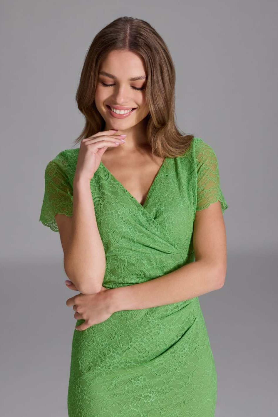 Etui Kleid aus feiner Spitze mit Bogenkante