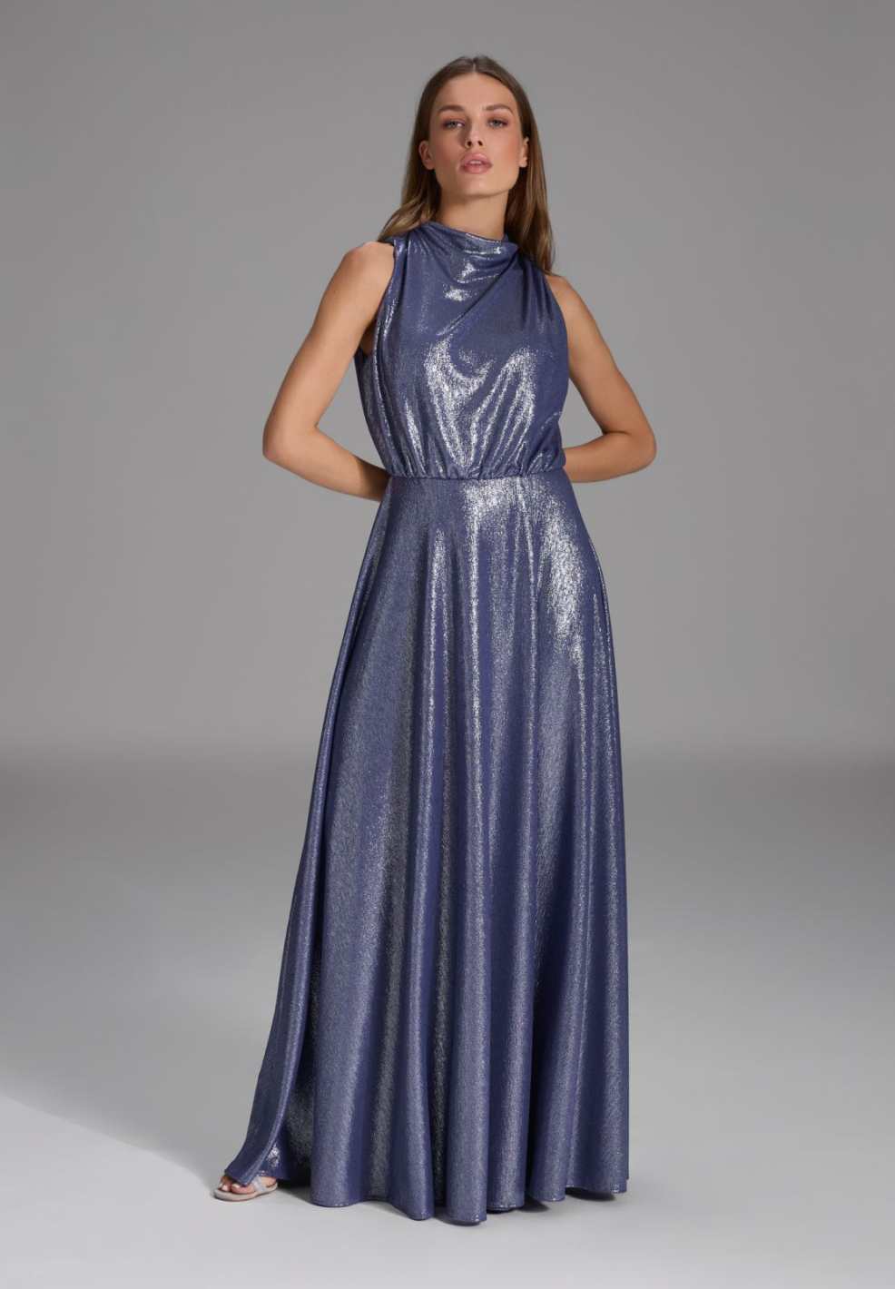 Hochgeschlossenes Abendkleid aus foliertem Jersey mit Beinschlitz