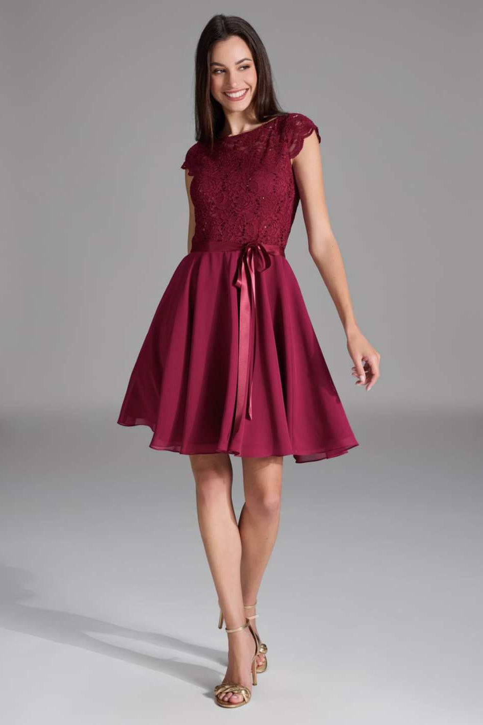 Kleid mit paillettenbesetztem Spitzenoberteil