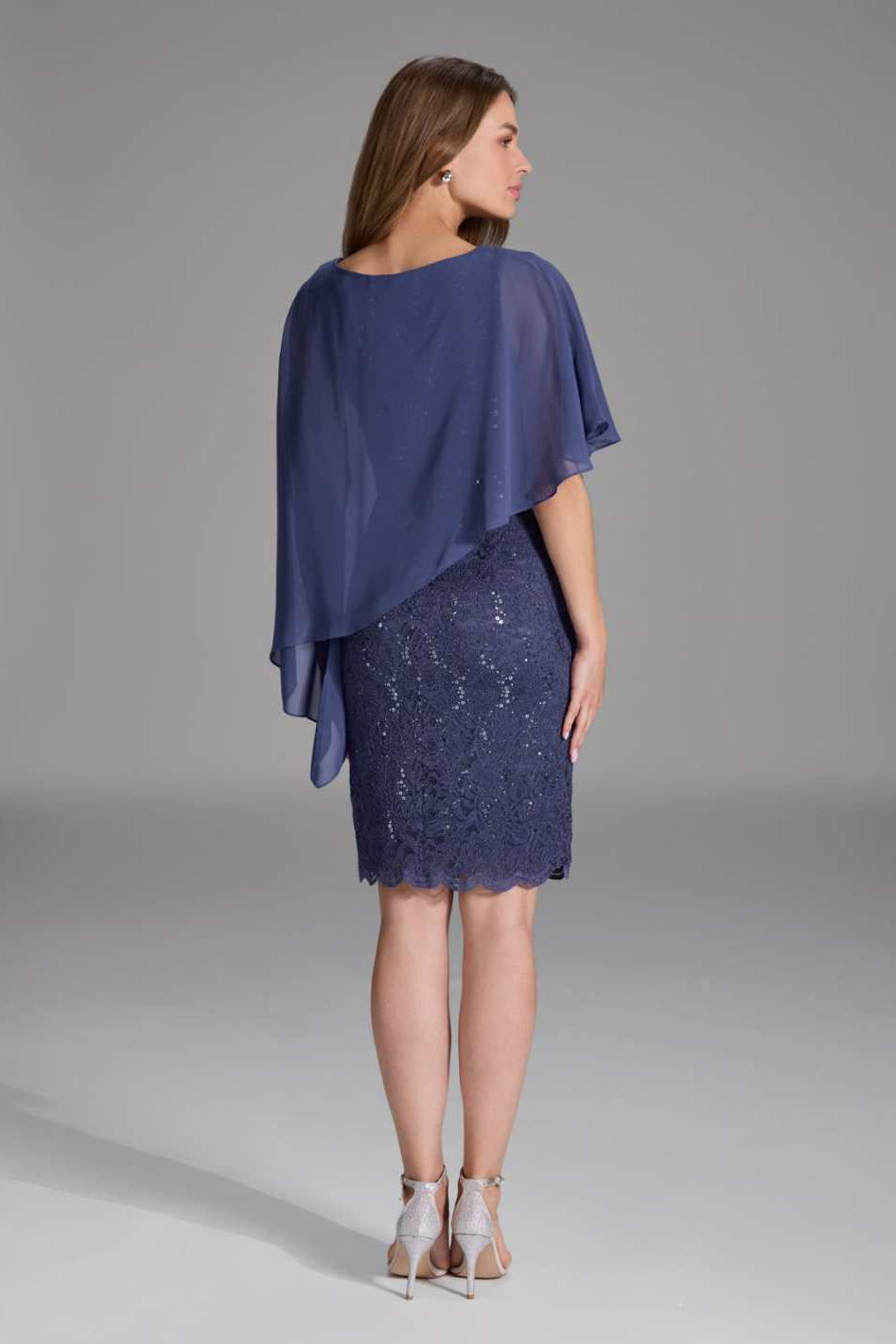 Pailletten-Kleid mit asymmetrischem Chiffon-Überwurf