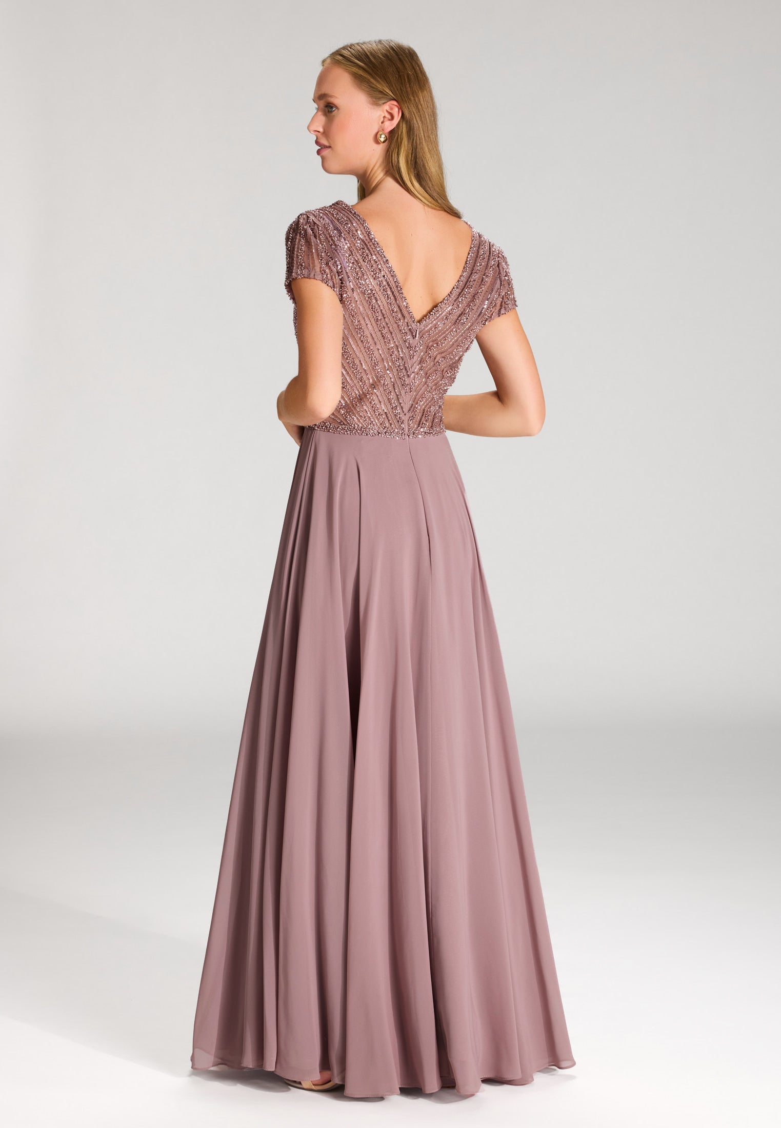 Besticktes Chiffonkleid mit kurzen Ärmeln