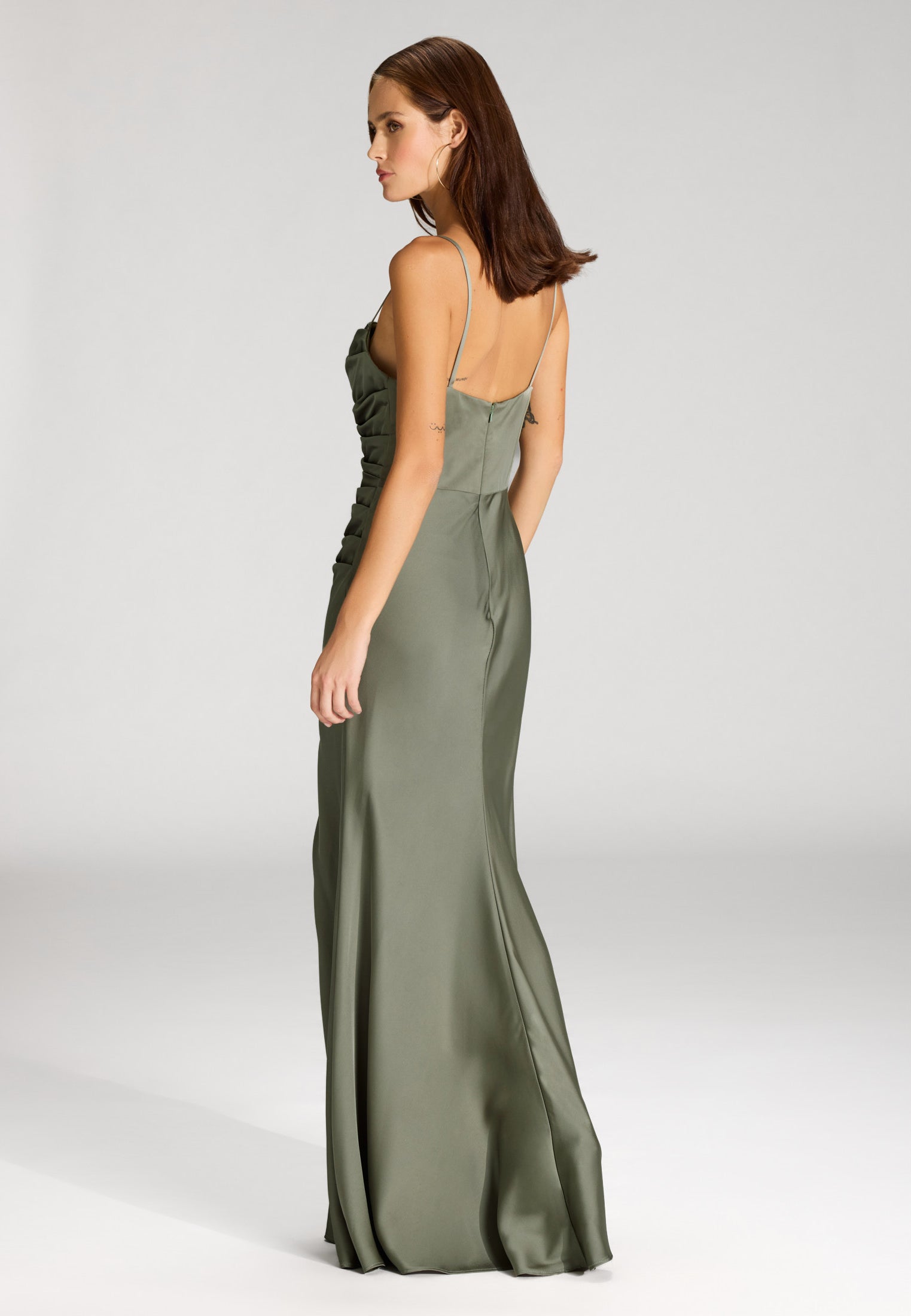 Figurbetontes Abendkleid mit Drapierung und Beinschlitz