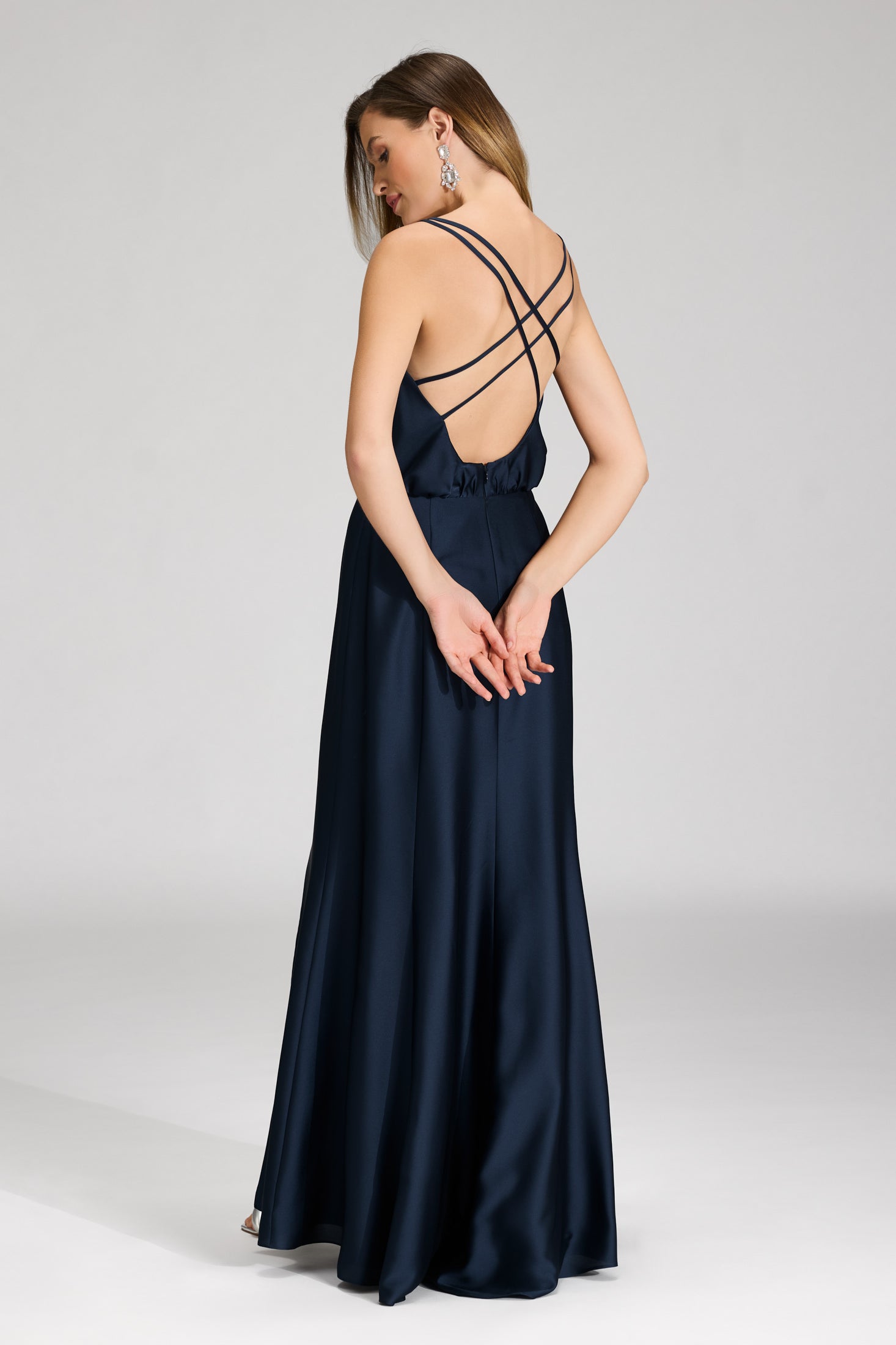 Abendkleid aus nachhaltigem Satin mit gekreuzten Spagettiträgern