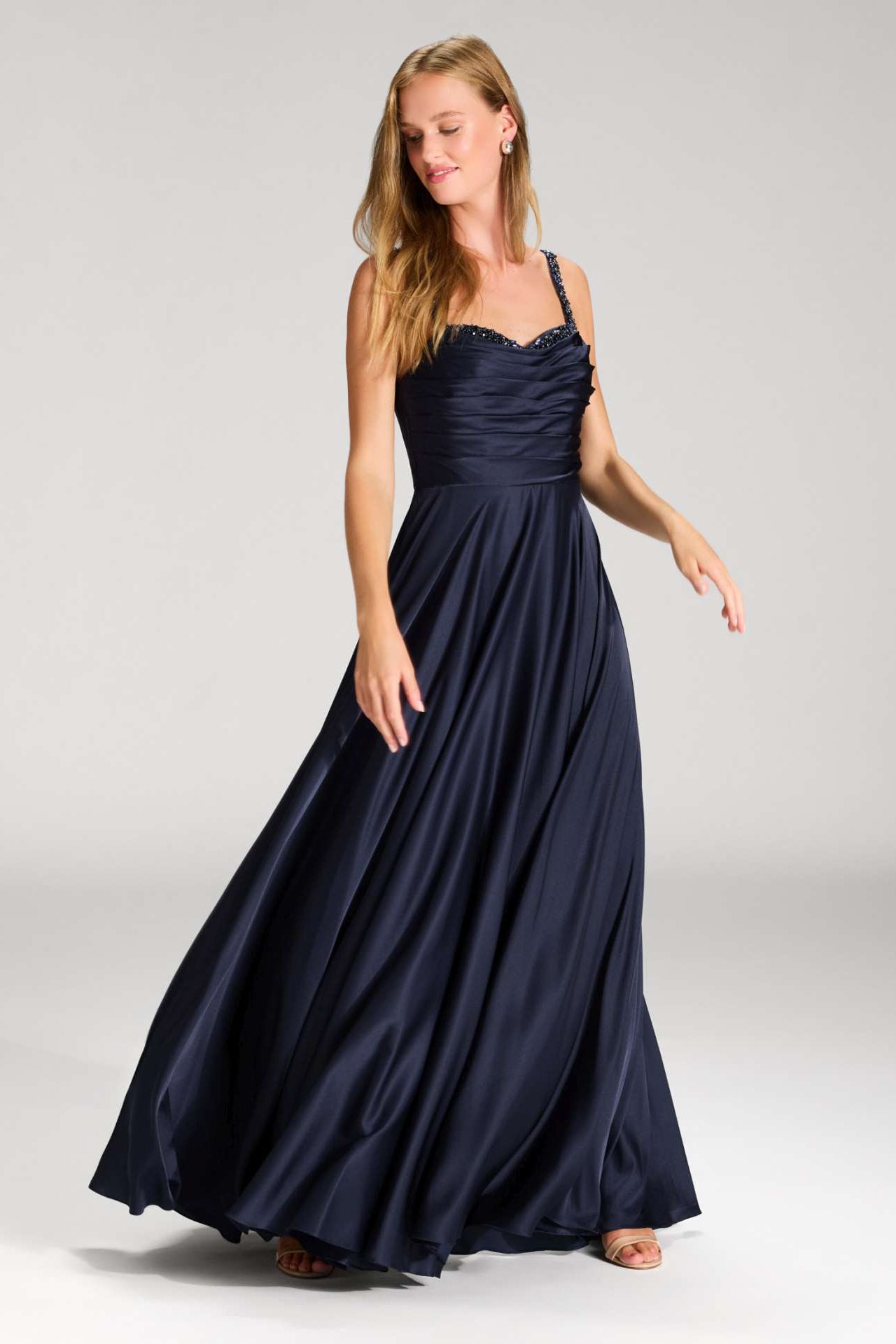 Satinkleid mit drapiertem Top und bestickten Trägern