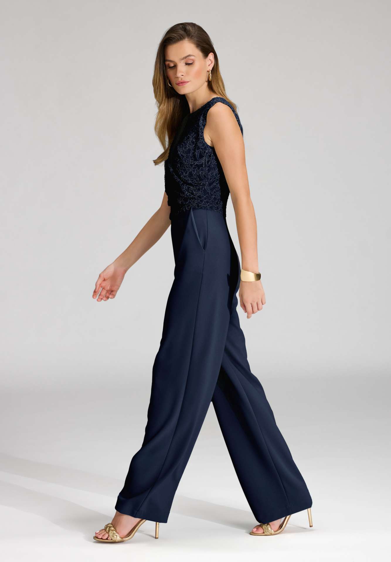 Jumpsuit aus Material-Mix mit Drapierung