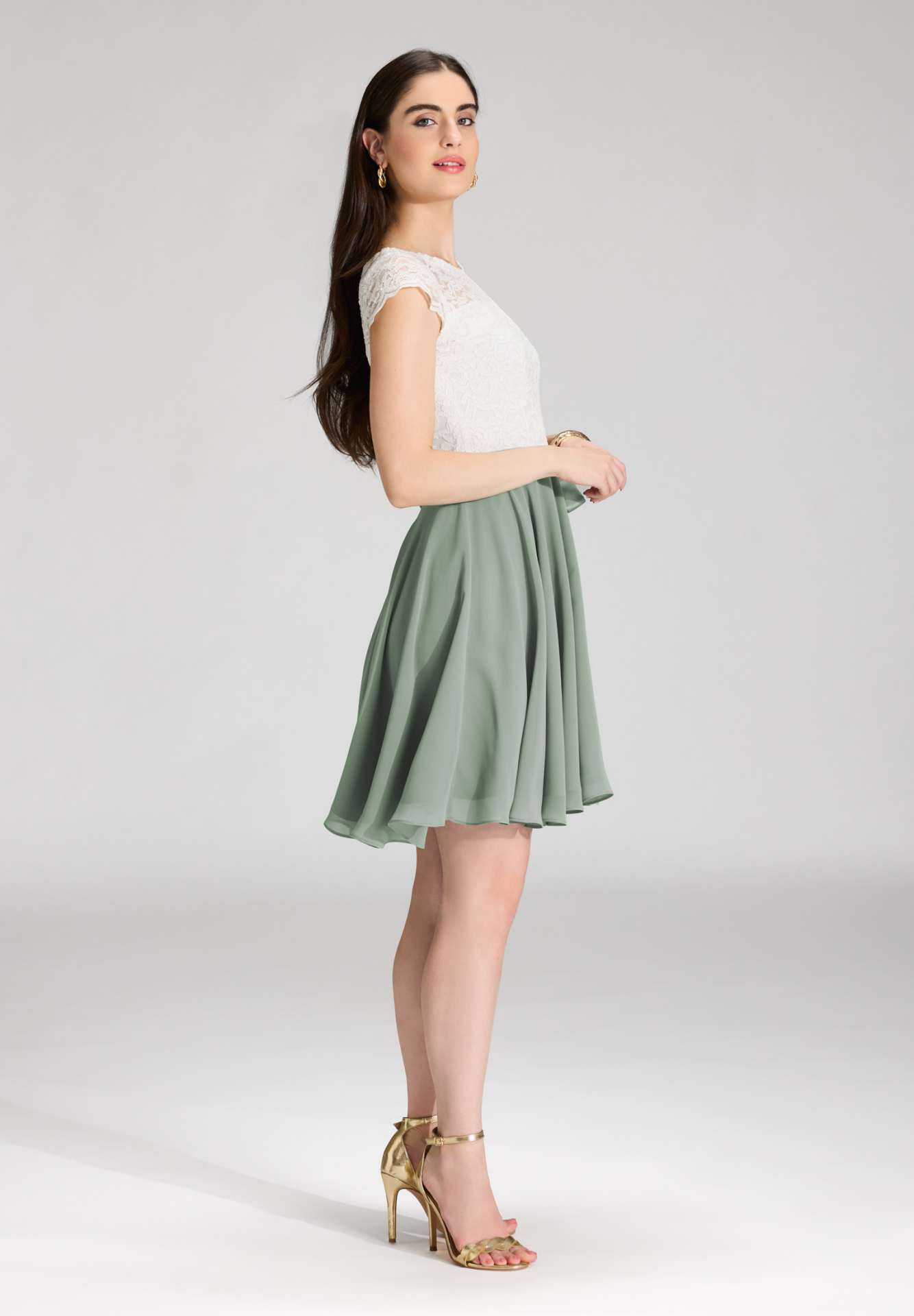 Zweifarbiges Kleid mit filigraner Spitze