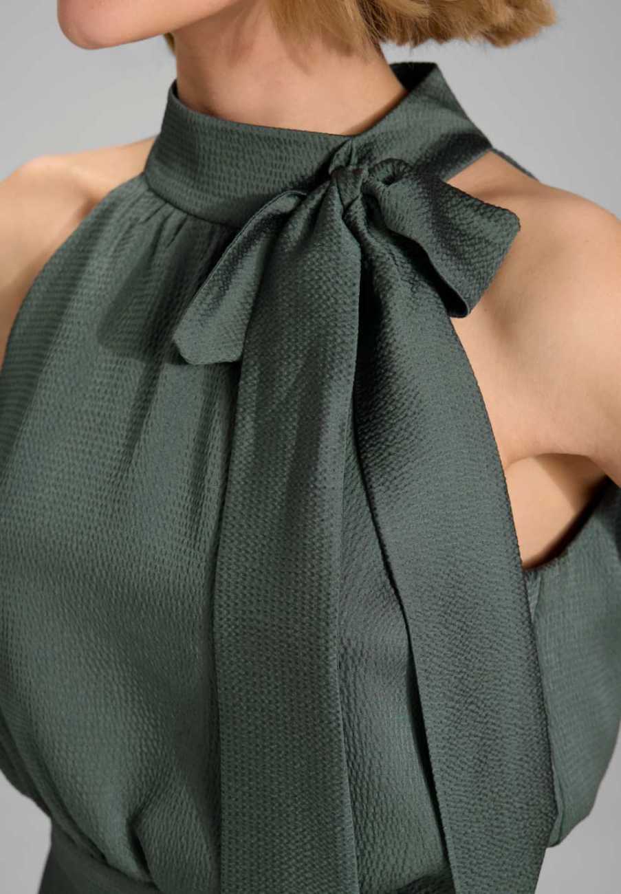 Jumpsuit mit Schluppe aus gehämmertem Satin