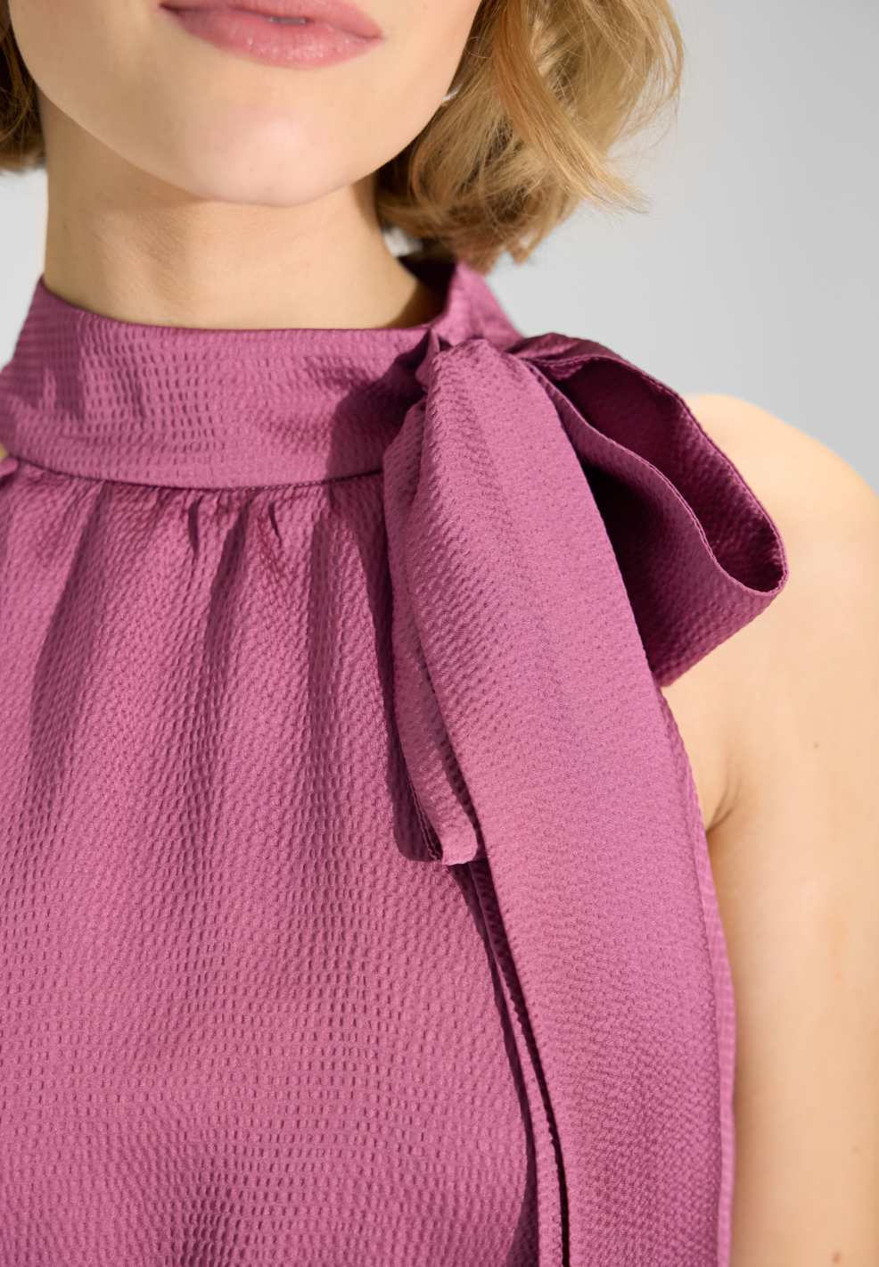 Jumpsuit mit Schluppe aus gehämmertem Satin