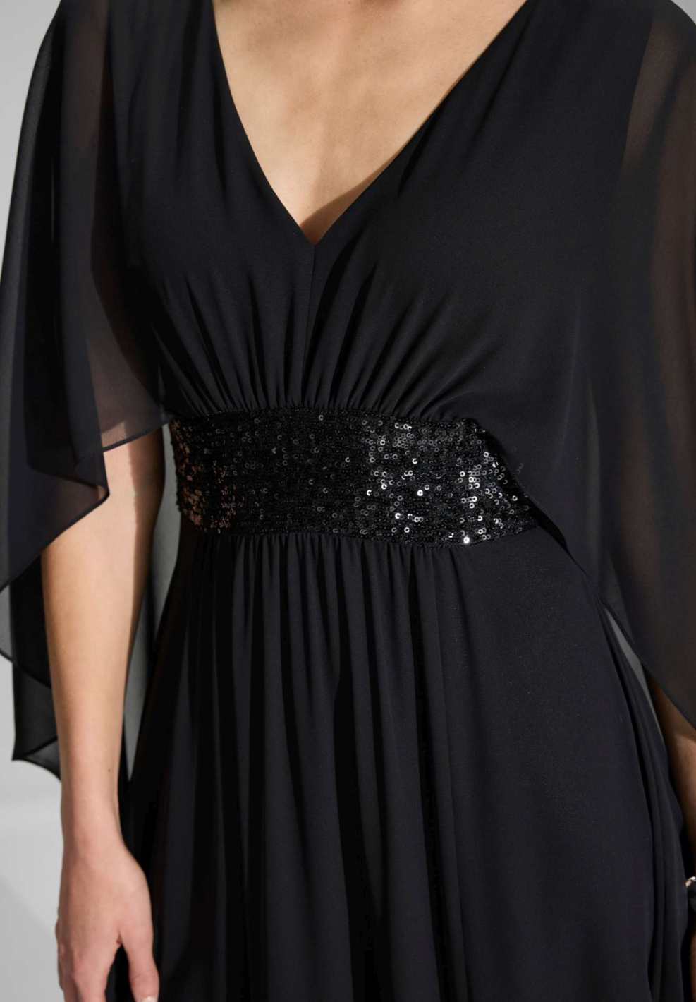 Abendkleid mit Cape aus Chiffon
