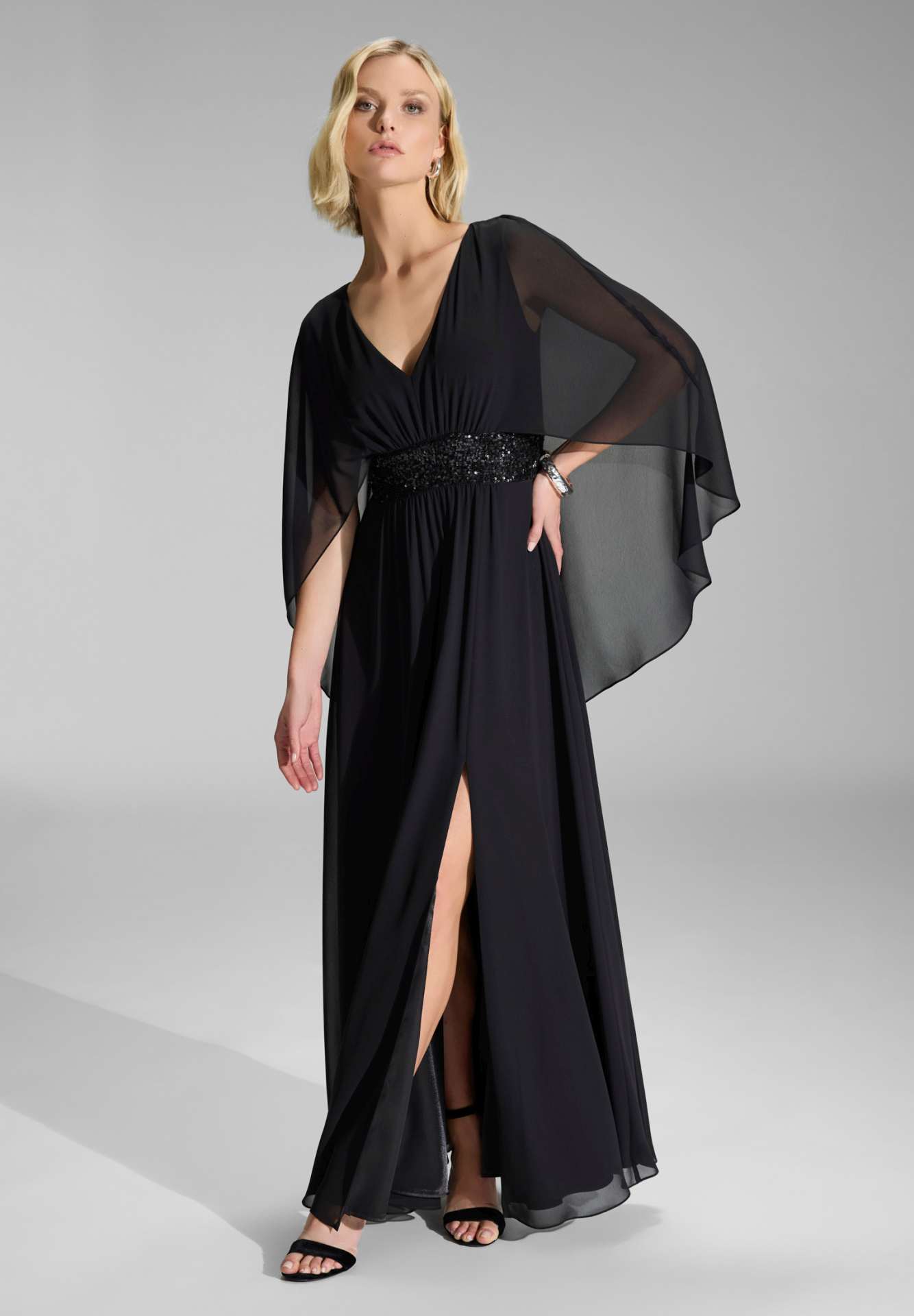 Abendkleid mit Cape aus Chiffon