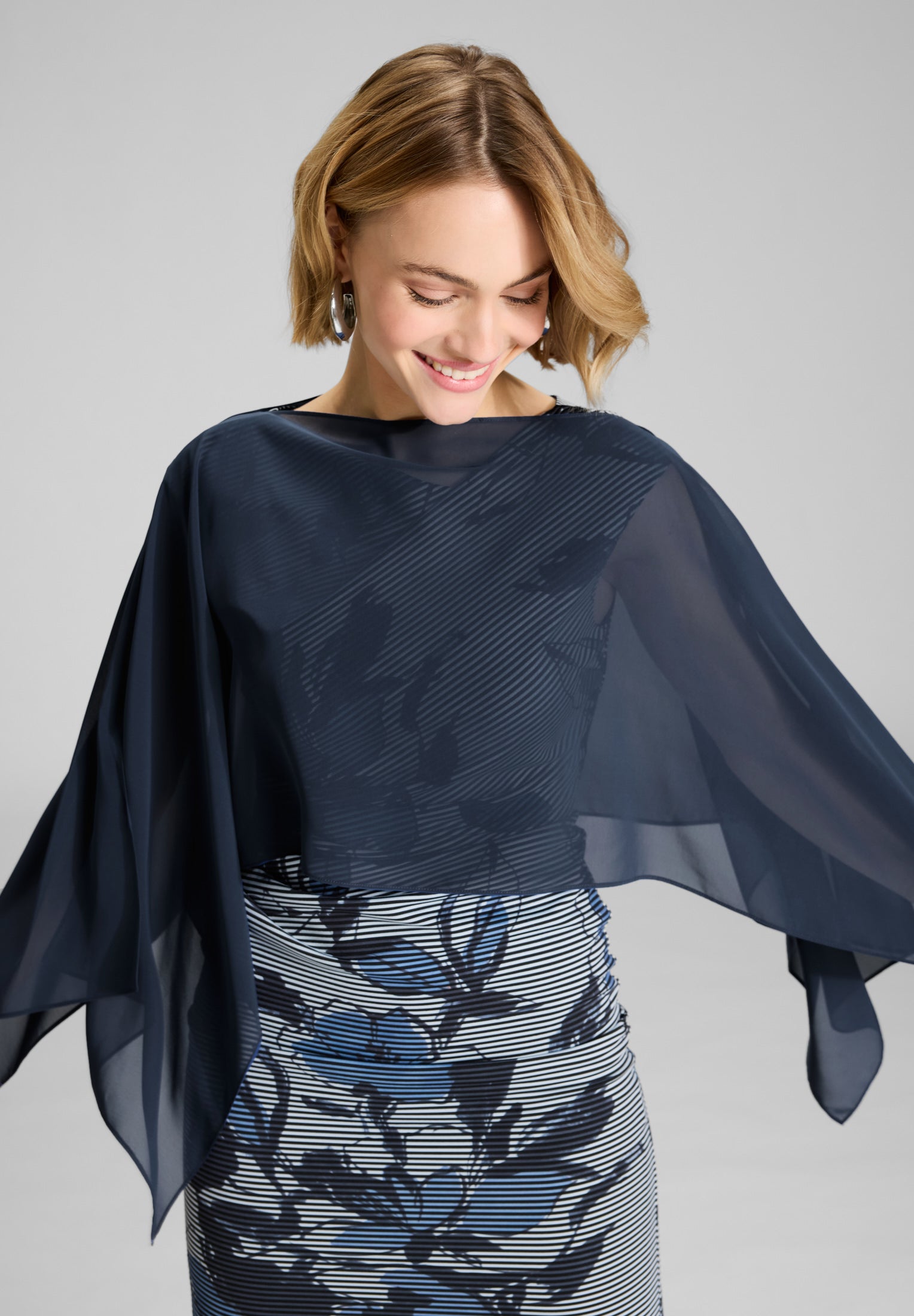 Schlupf-Stola aus Chiffon mit Ärmelschlitzen