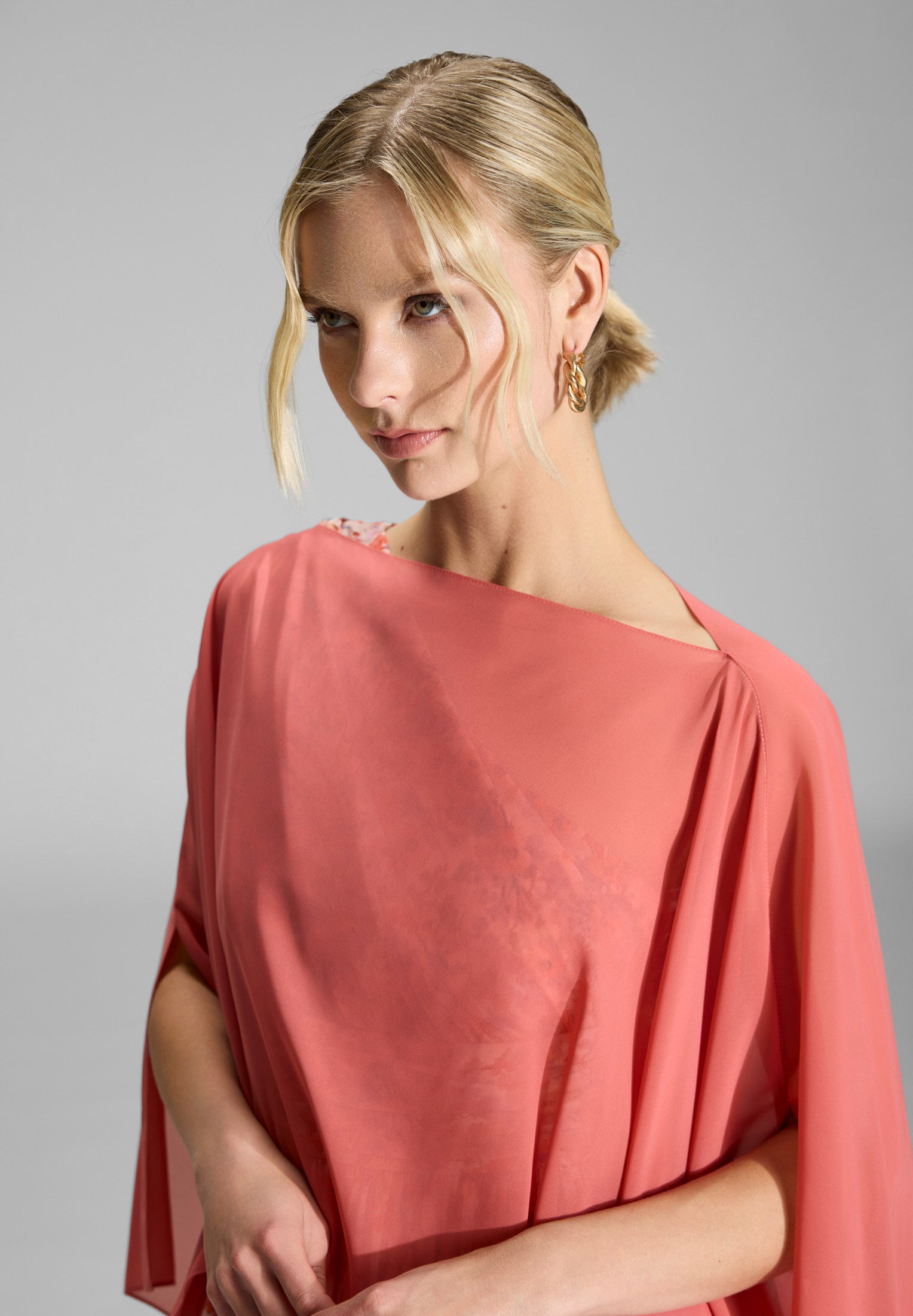 Schlupf-Stola aus Chiffon mit Ärmelschlitzen